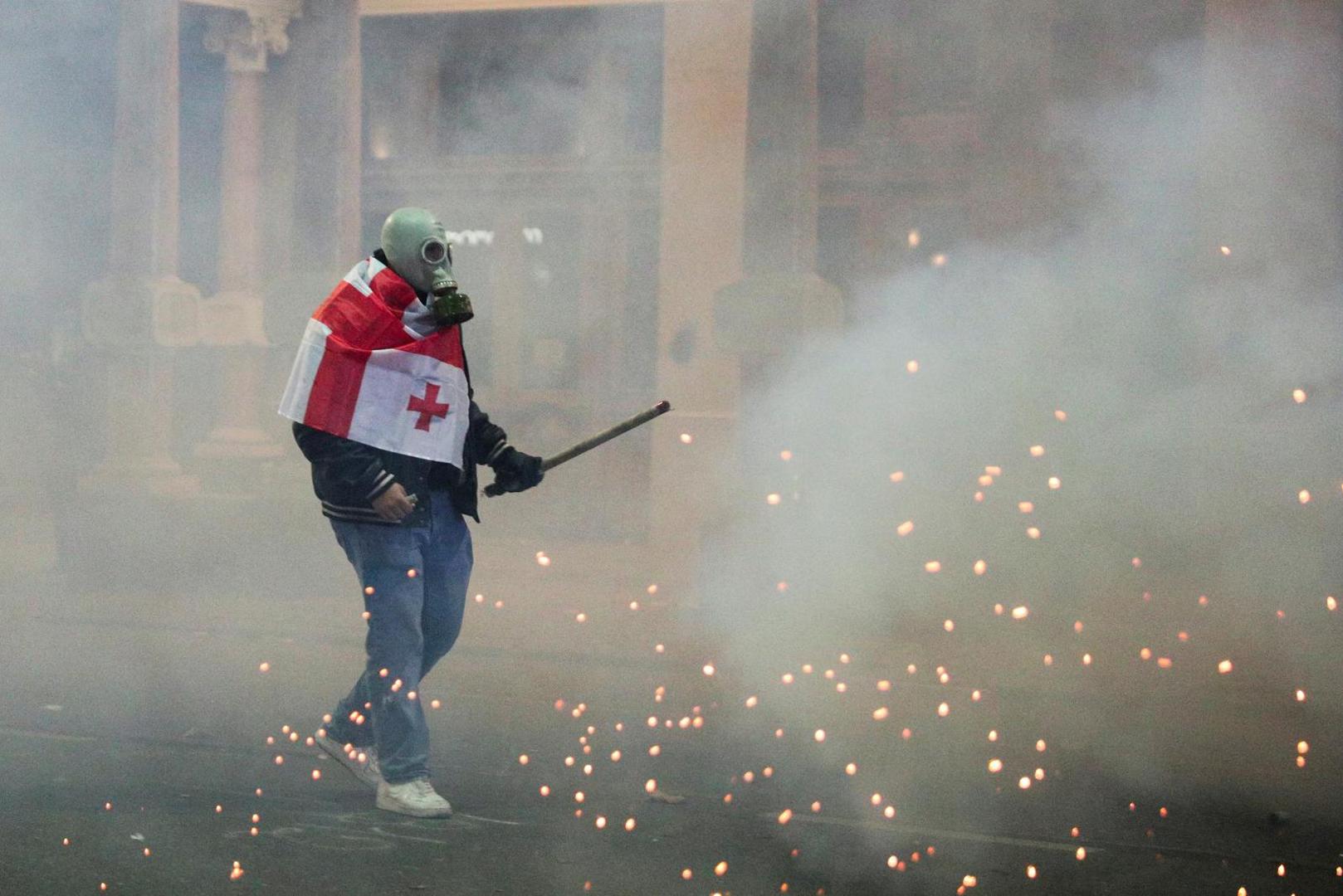 Ministarstvo zdravlja priopćilo je da je u zdravstvene ustanove primljeno 26 ljudi, među kojima 23 prosvjednika i trojica policajaca.