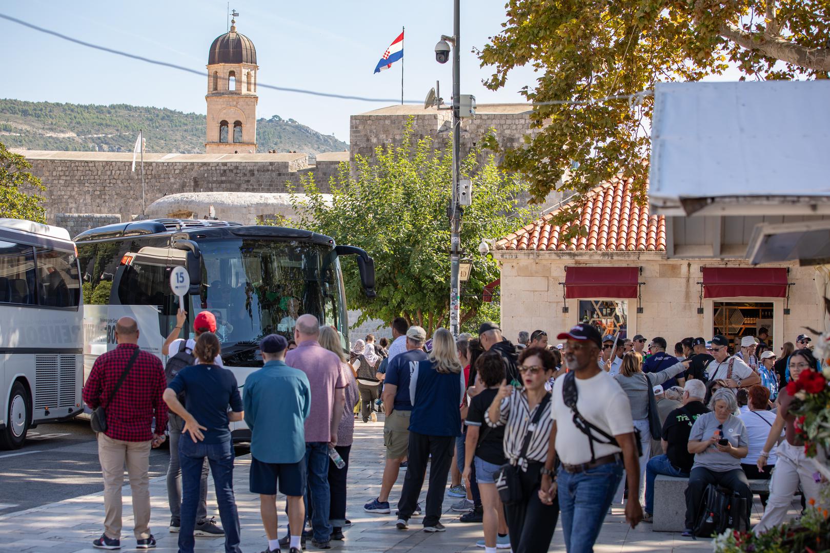 Nadalje, Chat GPT predviđa gospodarske izazove s kojima bi se Hrvatska mogla susresti. Tu je ovisnost o turizmu koja Hrvatsku čini vrlo ranjivom u doba kriza i klimatskih promjena. Uz to, Hrvatska će morati pojačati korak s inovacijama, ali i smanjiti socijalne nejednakosti. 