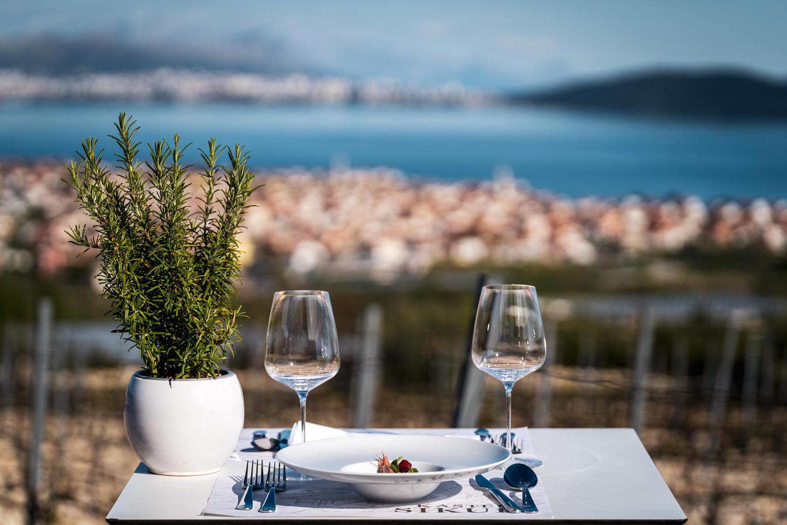 Vinarija Poggio del Moro Boutique iz Italije rangirana je kao druga najljepša u Europi, dok je još jedna talijanska vinarija, San Giorgio a Lapi, treća. Također, još dva vinograda u Hrvatskoj također su se našla među prvih 10. Boutique vinarija Kaštel Sikuli iz Kaštel Novog zauzela je 7. mjesto na ljestvici, dok je Vinarija Vitas u Lumbardi na otoku Korčuli rangirana na 10. mjestu.