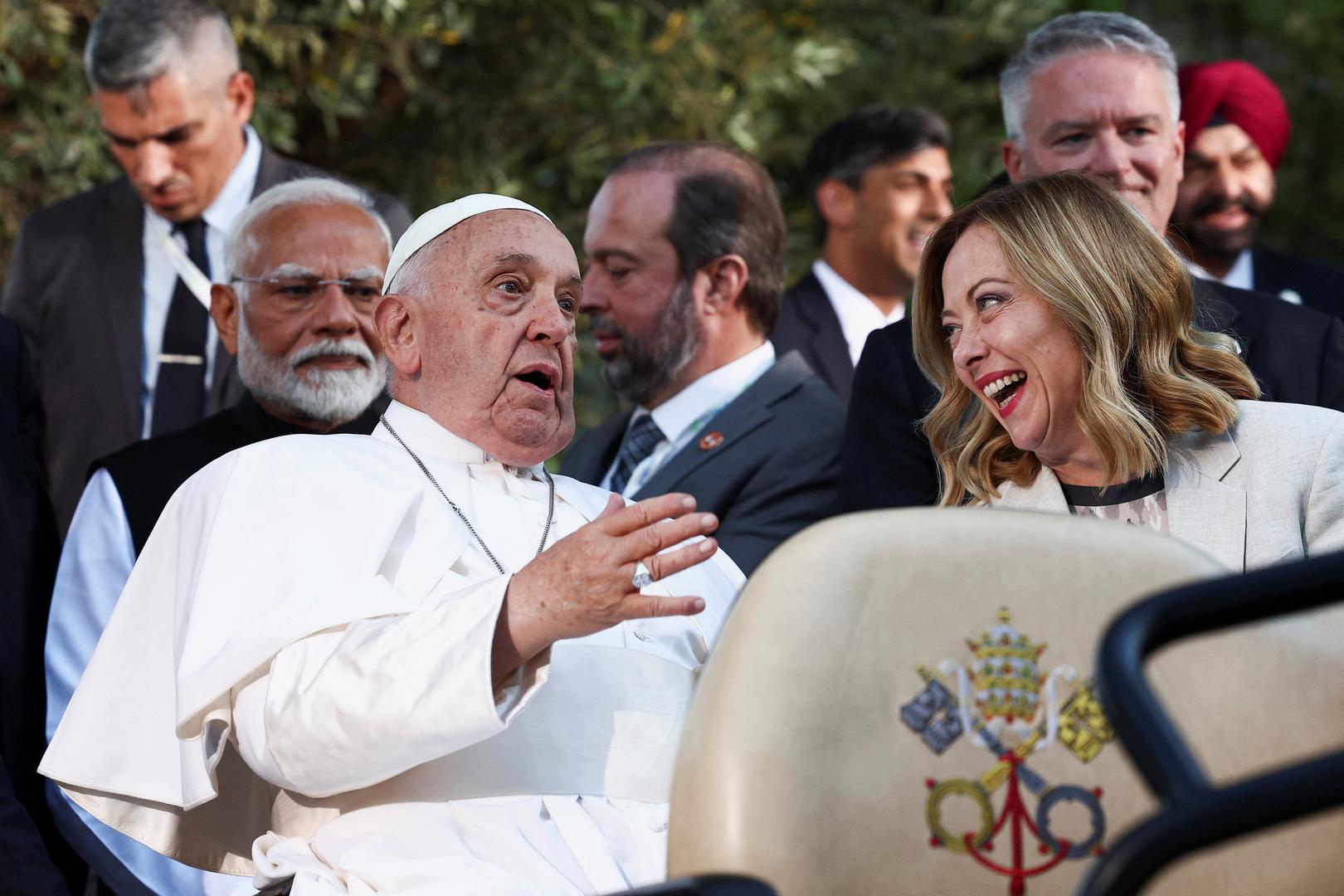 Papa Franjo postao je prvi papa koji se obratio G7 na summitu u petak, upozoravajući svjetske čelnike da se umjetnoj inteligenciji nikad ne smije dati prednost nad čovječanstvom. 