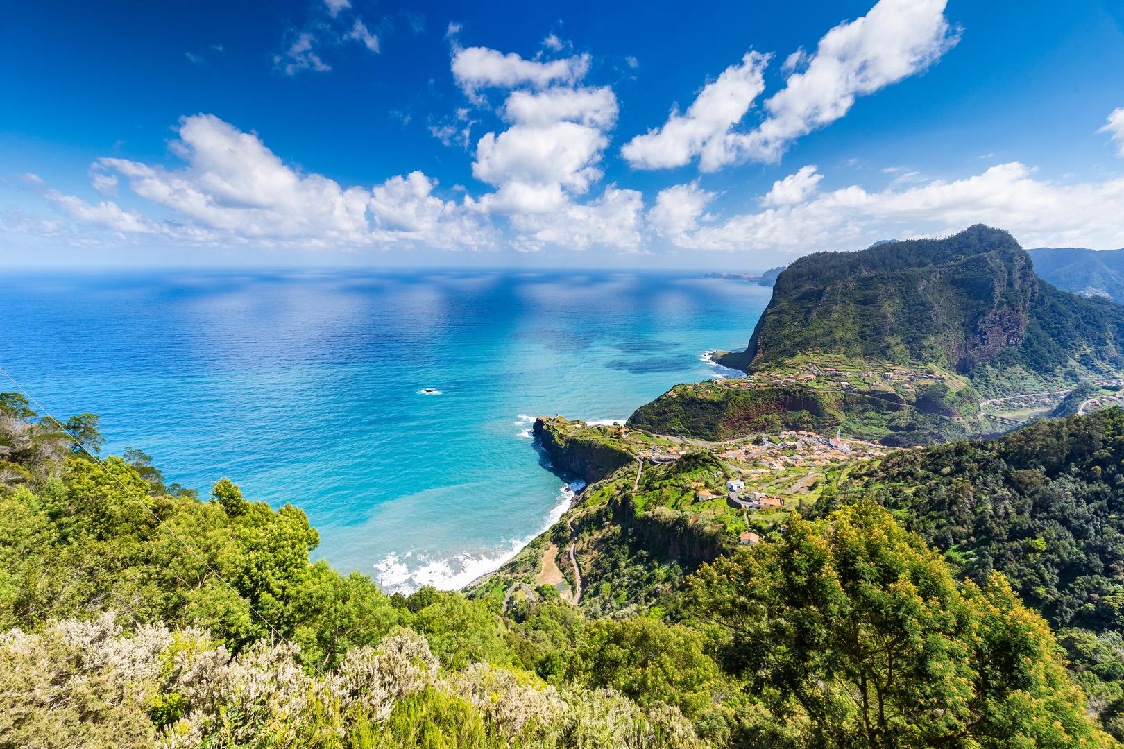 Madeira, Portugal: Madeira, otok u blizini portugalskog kopna, prema jednom turistu je 'razina za sebe’, dok drugi kaže da je 'apsolutno nevjerojatna'. Treći turist opisuje Madeiru kao 'raj za planinare' s prekrasnim zemljopisom.