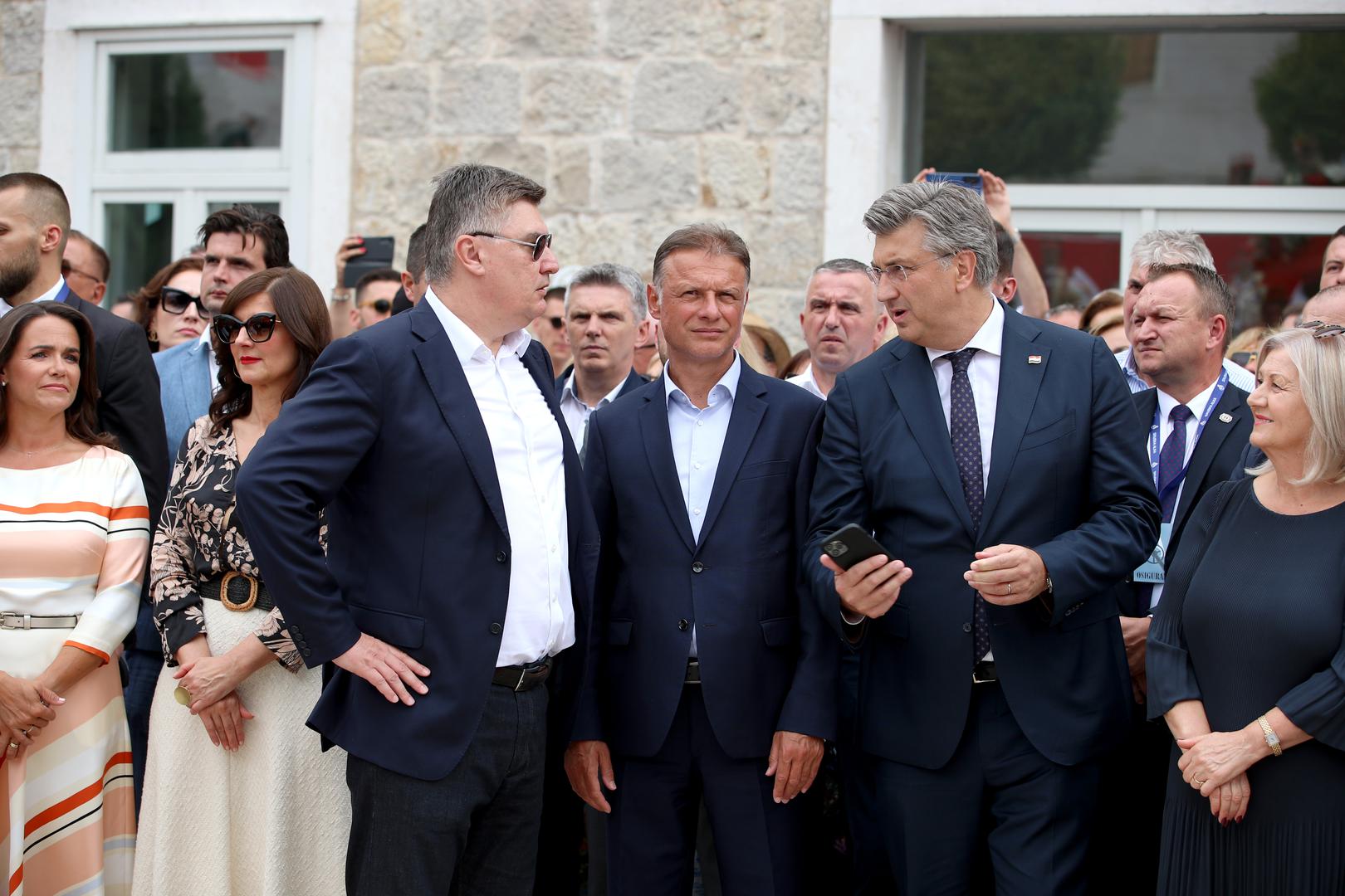 06.08.2023., Sinj - 308. Sinjska alka. Sinjska alka je hrvatska viteska igra. Odrzava se svake godine u nedjelju u prvoj trecini mjeseca kolovoza u Sinju, na godisnjicu pobjede nad turskim osvajacima 14. kolovoza 1715. Na taj dan je 700 hrvatskih vojnika iz Sinja uspjelo odbiti navalu vojske turskog seraskera Mehmed-pase Celica koja je brojala 60.000 vojnika. Predsjednik RH Zoran Milanovic, predsjednik Sabora Gordan Jandrokovic, predsjednik Vlade RH Andrej Plenokvic Photo: Zvonimir Barisin/PIXSELL