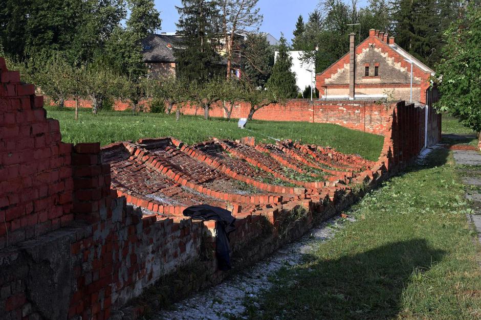 U požeškom zatvoru oluja je srušila debeli zatvorski zid