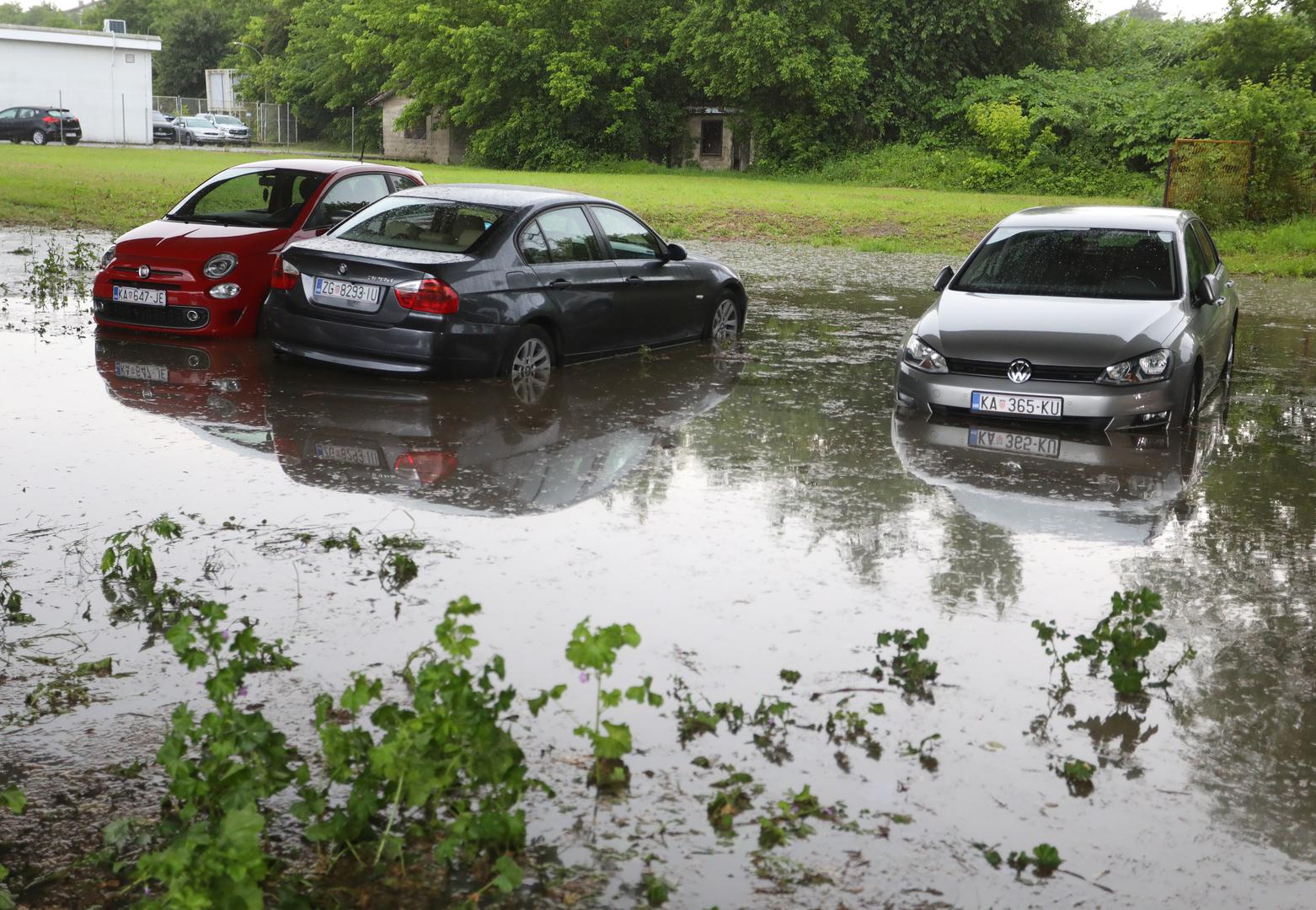 28.05.2024., Karlovac - Od posljedica jake i olujne kise koja je pocela padati oko 15.30 sati poplavljene su brojne ulice, nadvoznjaci i podrumi. Brojni automobili ostali su poplavljeni,a neki vozaci zapeli su u vodi ispod nadvoznjaka na Rakovcu. Photo: Kristina Stedul Fabac/PIXSELL