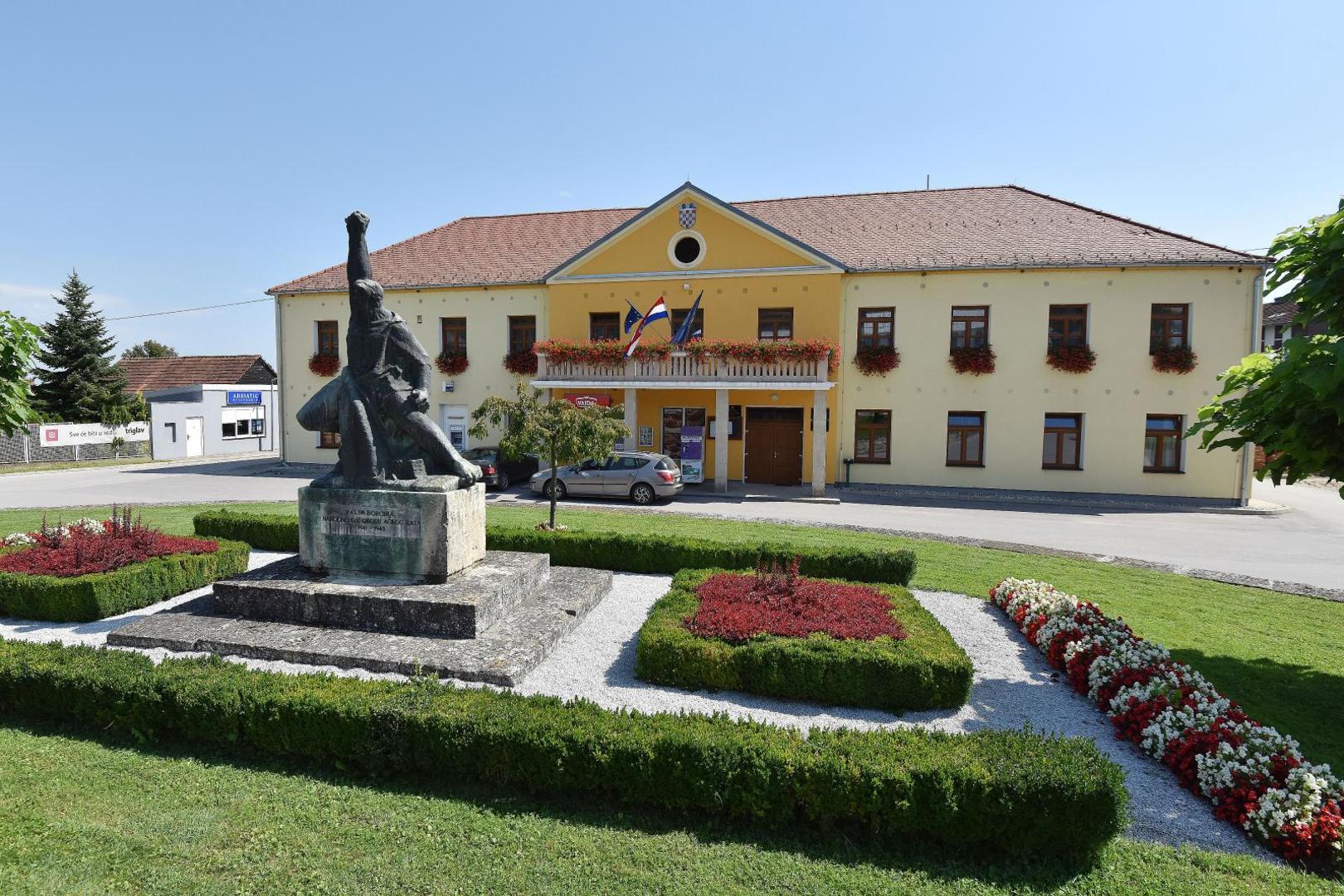 29.08.2020., Vinica- Odlukom lokalnog stozera svi mjestani na podrucju Vinice kod Varazdina moraju nositi maske i na otvorenom.
Photo: Vjeran Zganec Rogulja/PIXSELL