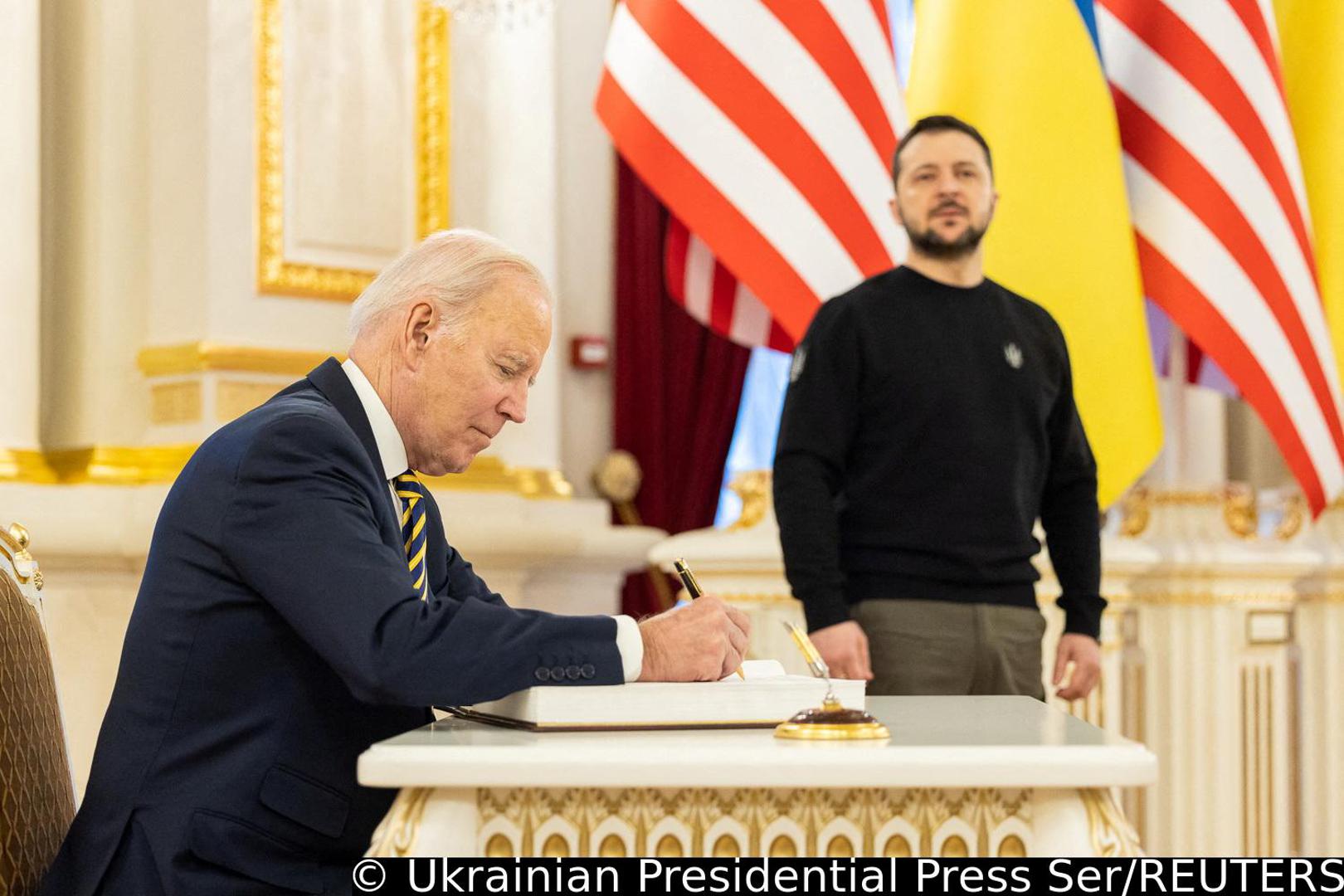 U.S. President Joe Biden leaves a sign in a book as Ukraine's President Volodymyr Zelenskiy stands next, amid Russia's attack on Ukraine, in Kyiv, Ukraine February 20, 2023. Ukrainian Presidential Press Service/Handout via REUTERS ATTENTION EDITORS - THIS IMAGE HAS BEEN SUPPLIED BY A THIRD PARTY. Photo: Ukrainian Presidential Press Ser/REUTERS