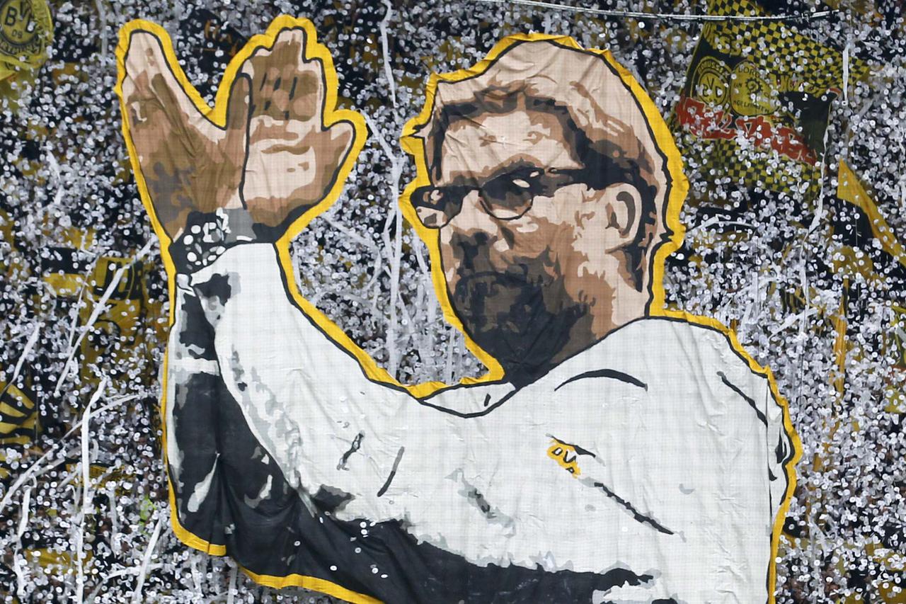 Supporters hold up a sign to express their gratitude to Borussia Dortmund coach Juergen Klopp before his team's first division Bundesliga soccer match against Werder Bremen in Dortmund, Germany May 23, 2015. REUTERS/Ina Fassbender DFL RULES TO LIMIT THE O