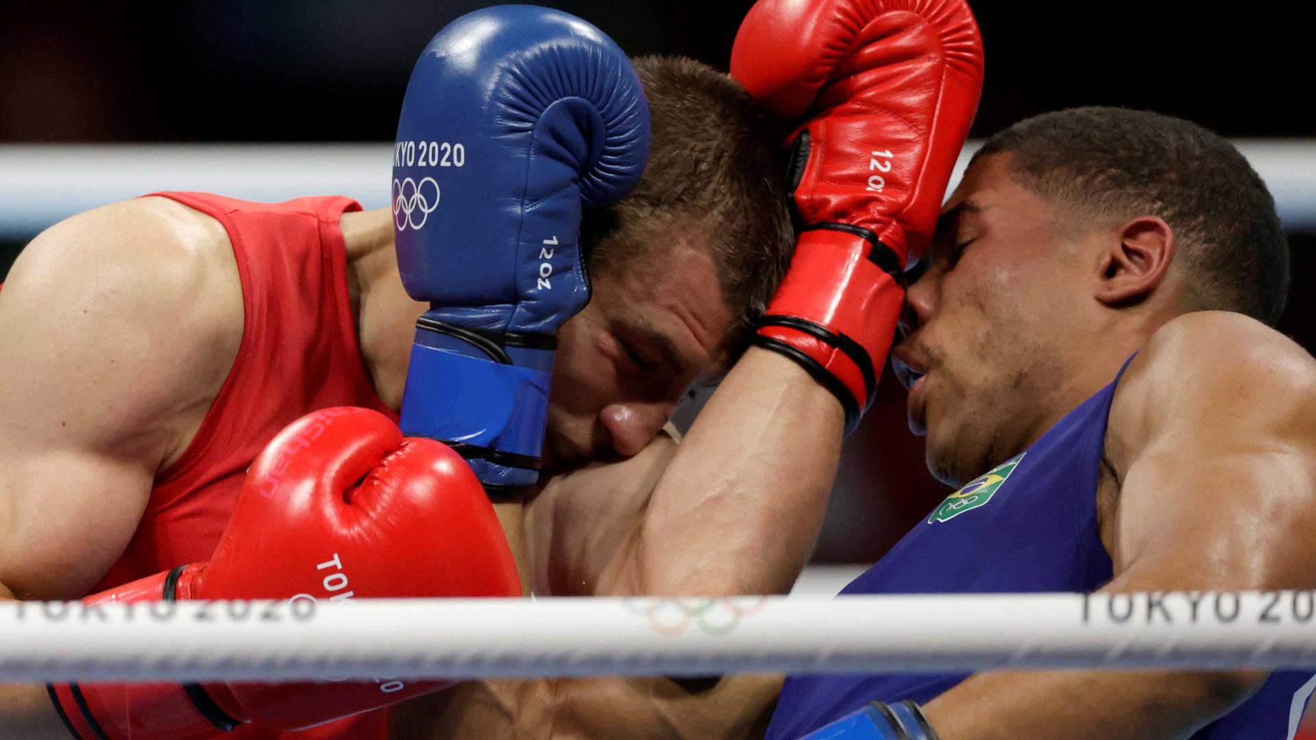 Boxing - Men's Middleweight - Final Tokyo 2020 Olympics - Boxing - Men's Middleweight - Final - Kokugikan Arena - Tokyo, Japan - August 7, 2021. Oleksandr Khyzhniak of Ukraine in action against Hebert Sousa of Brazil REUTERS/Ueslei Marcelino UESLEI MARCELINO