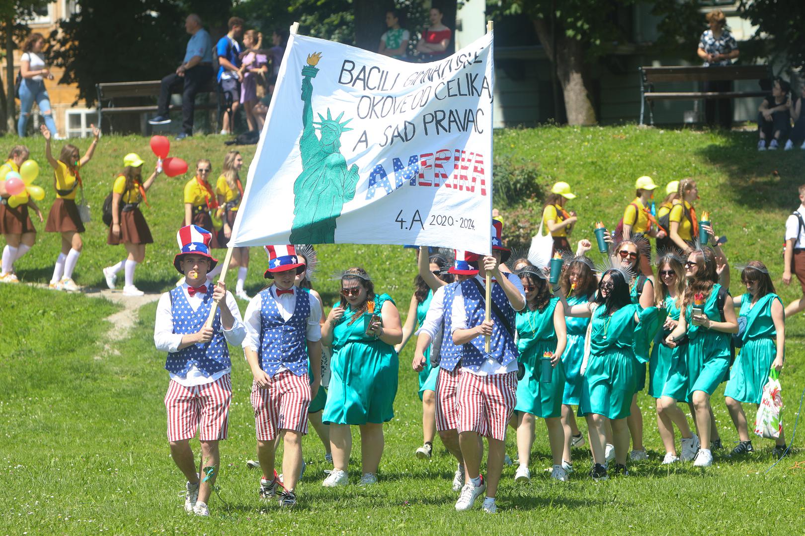 24.05.2024., Karlovac - Maturanti Gimnazije Karlovac tradicionalno su  zadnji dan skole otplesali Salonsko kolo. Svi zavrsni razedi Gimnazije predstavili su se pred brojnom publikom u plesnoj koreografiji koja je  tradicija skole vec 16. godina. Photo: Kristina Stedul Fabac/PIXSELL