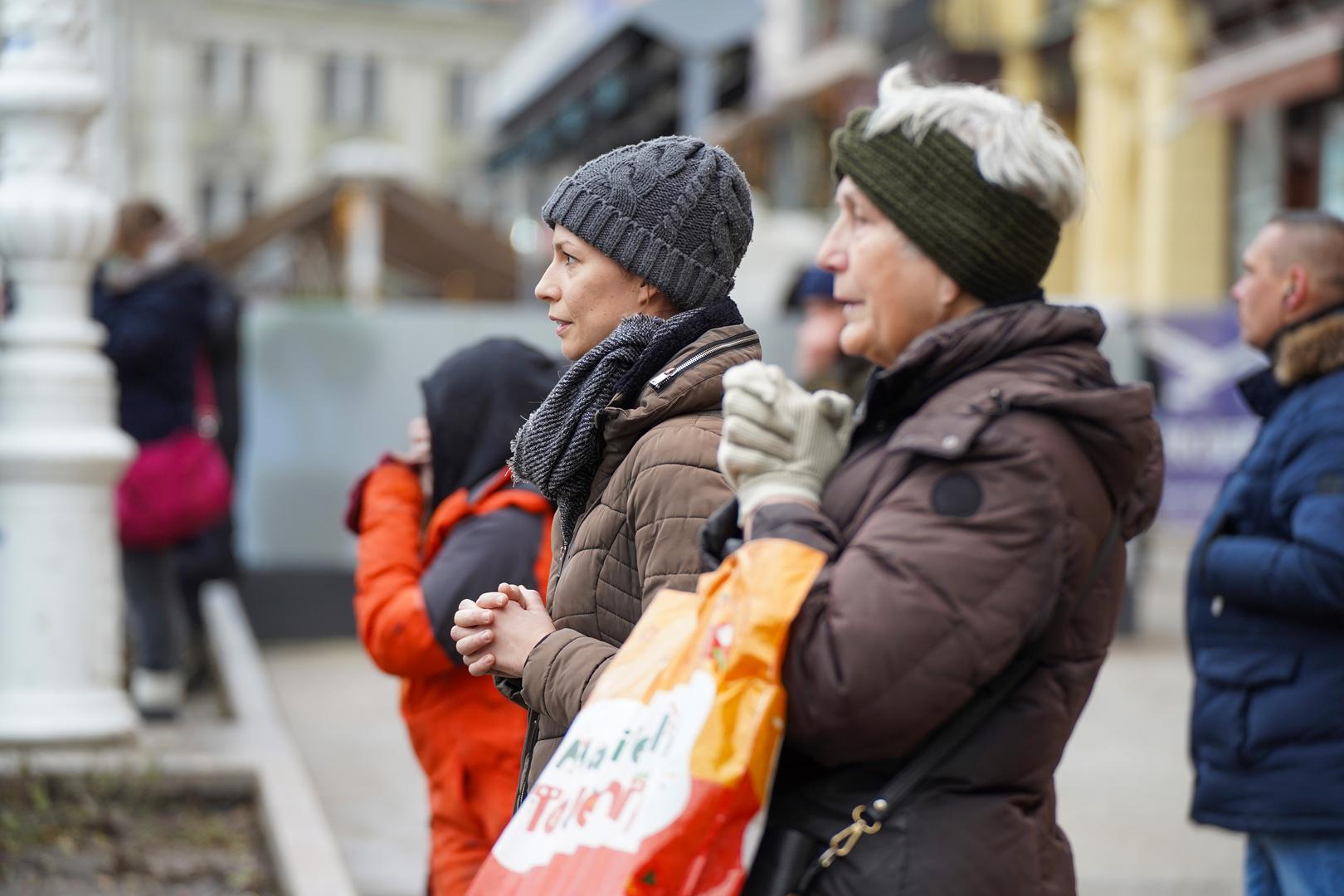 4.1.2025., Zagreb - Kao i svake prve subote u mjesecu, na Trgu bana Josipa Jelačića okupili su se molitelji s jedne strane i prosvjednici sa druge. Photo: Patricija Flikac/PIXSELL