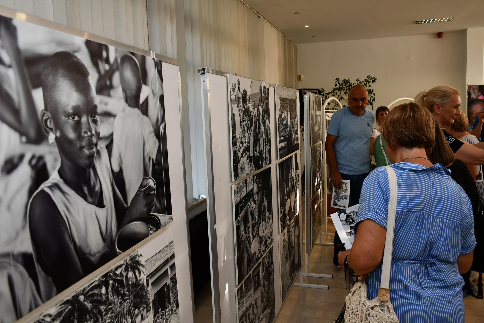 03.09.2024., Slavonski Brod -  Humanitarna izlozba fotografija Marijini obroci zagrebackog fotografa Sase Cetkovica. Photo: Ivica Galovic/PIXSELL