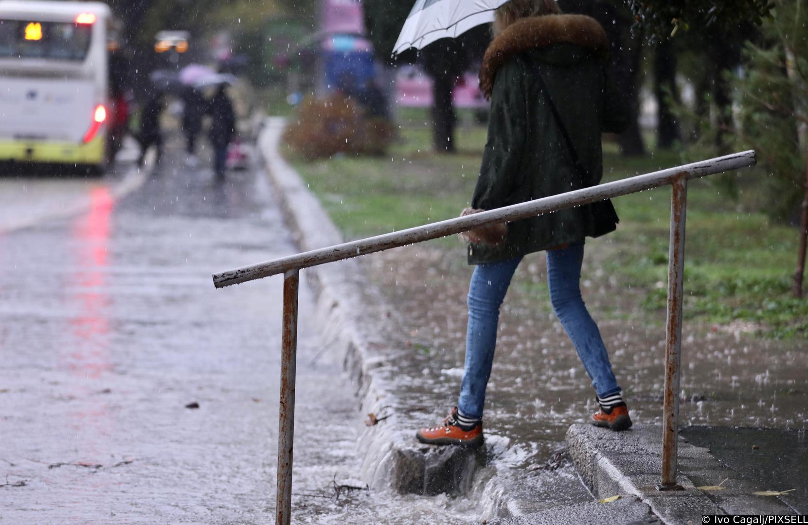 08.12.2022., Split - Obilna kisa zahvatila Split i okolicu stvarajuci probleme pjesacima i vozilima. Photo: Ivo Cagalj/PIXSELL