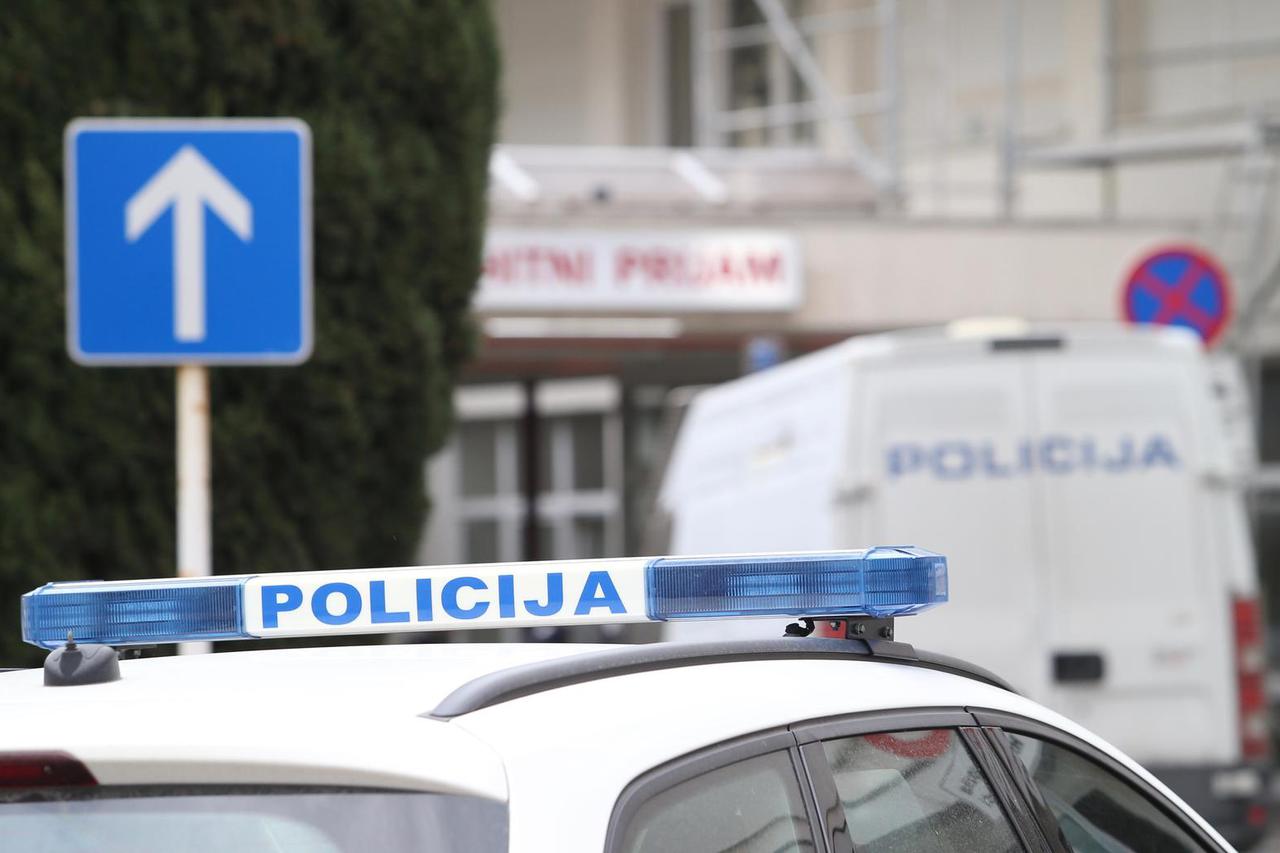 Policijska vozila ispred hitnog prijema KBC Split