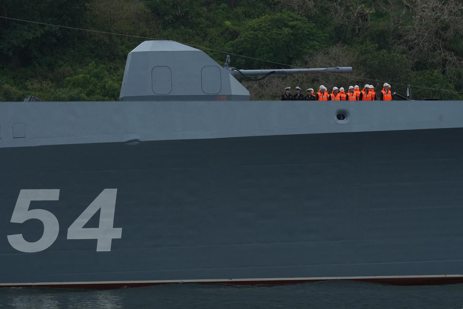 Crew members of the frigate Admiral Gorshkov stand as it enters Havana’s bay, Cuba, June 12, 2024. REUTERS/Alexandre Meneghini Photo: ALEXANDRE MENEGHINI/REUTERS