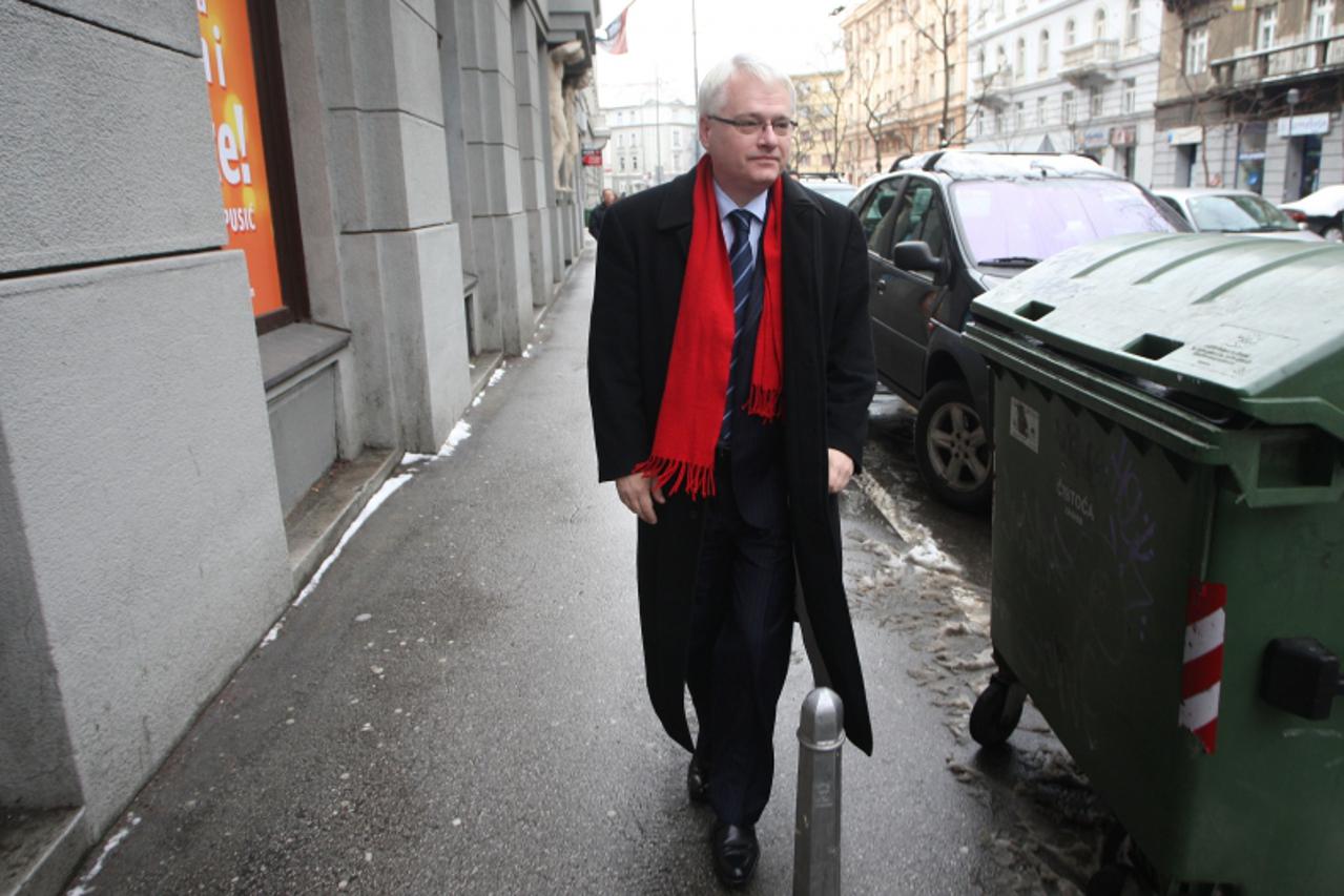 '22.12.2009, Zagreb, Hrvatska - Predsjednicki kandidat Ivo Josipovic donira cek od 100 000 kuna zakladi Ana Rukavina.  Photo: Petar Glebov/PIXSELL'