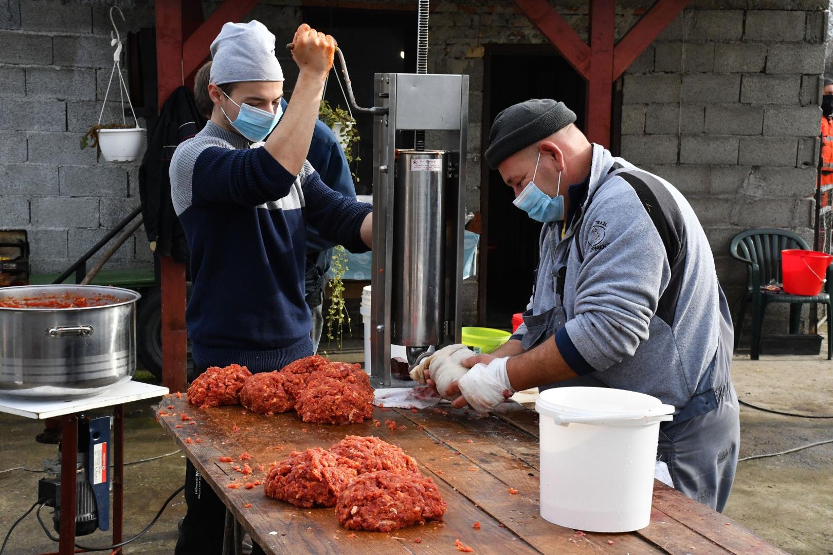 05.12.2020., Jaruge, Slavonski Brod - Tradicionalna slavonska svinjokolja kod domaćina Alojzija i Zlatka Ilijašević.

Photo: Ivica Galovic/PIXSELL