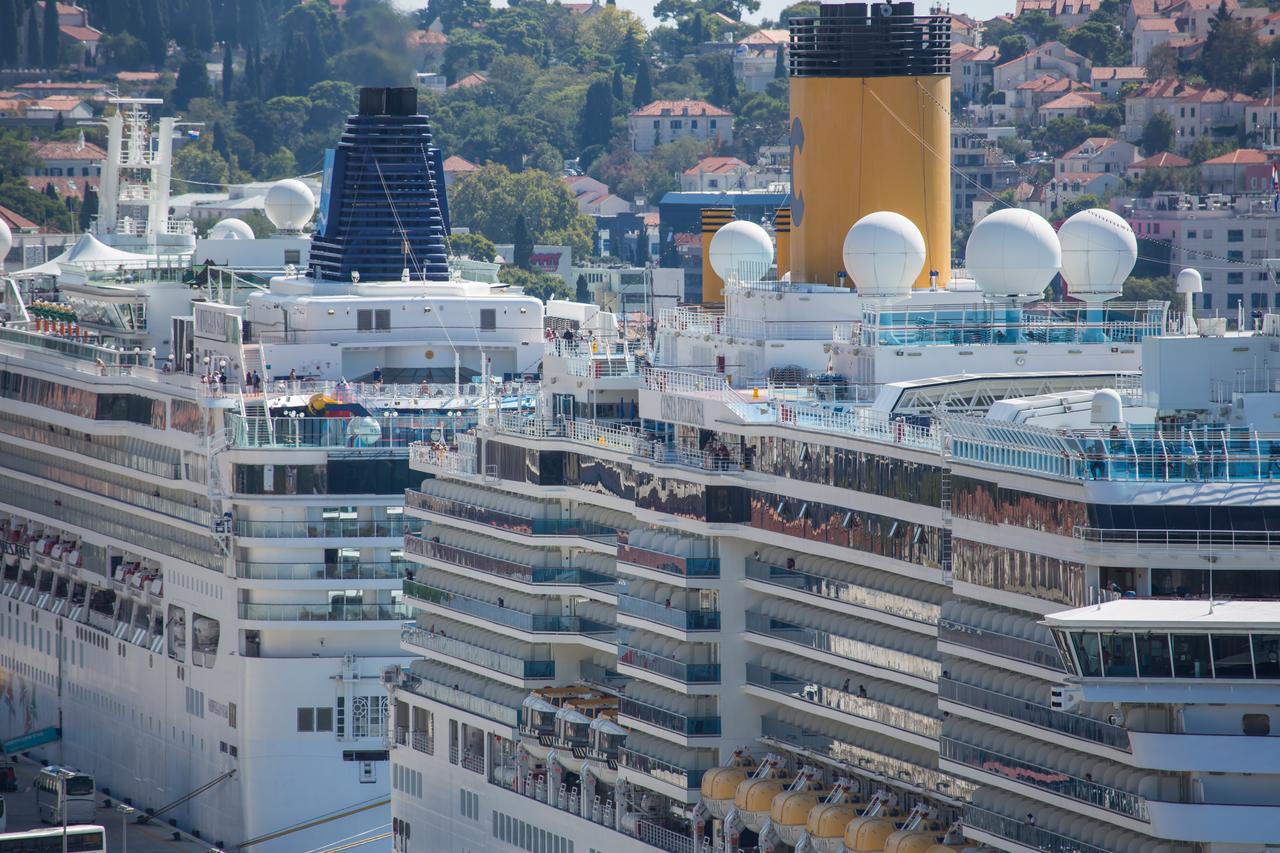 Dubrovnik: Kruzeri privezani u luci Gruž