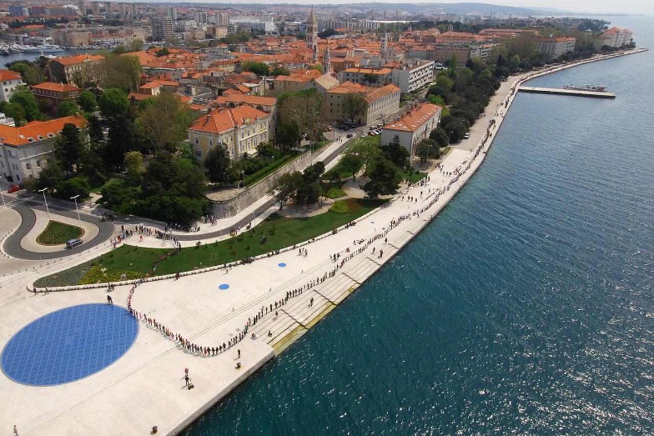 'ZADAR, 22.04.2010. Tocno u podne, oko 3.000 ue\\u0300enika svih zadarskih osnovnih i srednjih \\u009Akola napravili su ljudski lanac oko Poluotoka  kako bi na simbolie\\u0300an nae\\u0300in \'Zagrlil