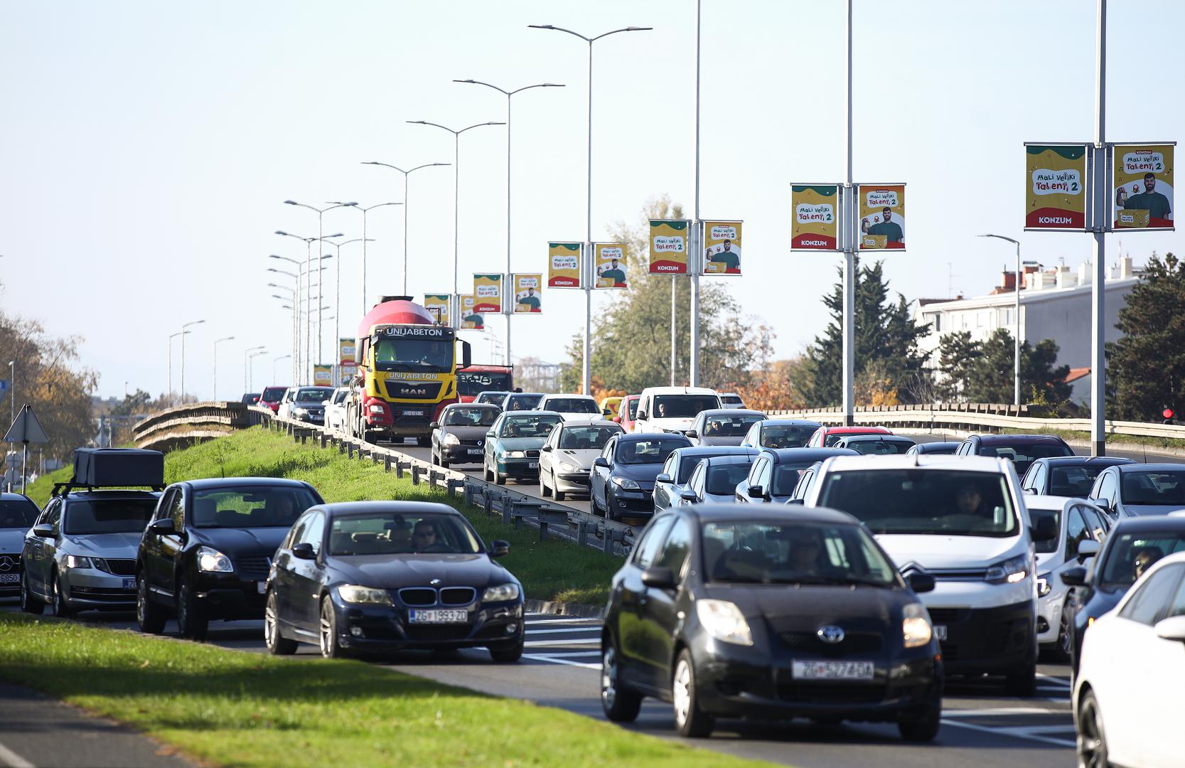 U tom se periodu, promet odvija semaforiziranim raskrižjem Slavonska avenija - Savska cesta - Zagrebačka avenija