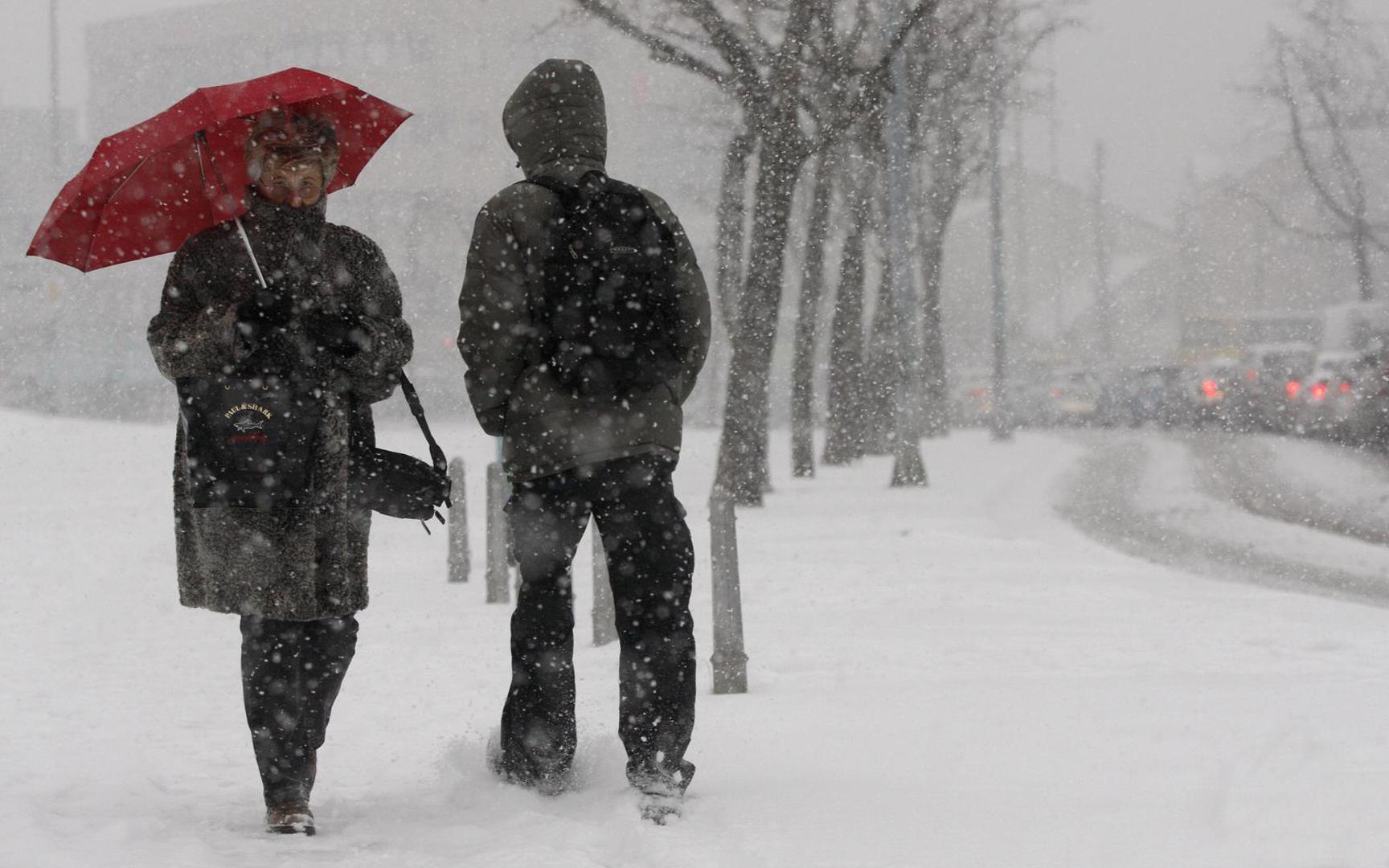 10.03.2010., Zagreb - Kako je i najavljivano, jaki snijeg iznenadio je gradjane na ulicama grada Zagreba. Velike pahulje snijega padaju uz jak vjetar i nisku temperaturu. Nastaju veliki zastoji u prometu. rPhoto: Marko Prpic/PIXSELL