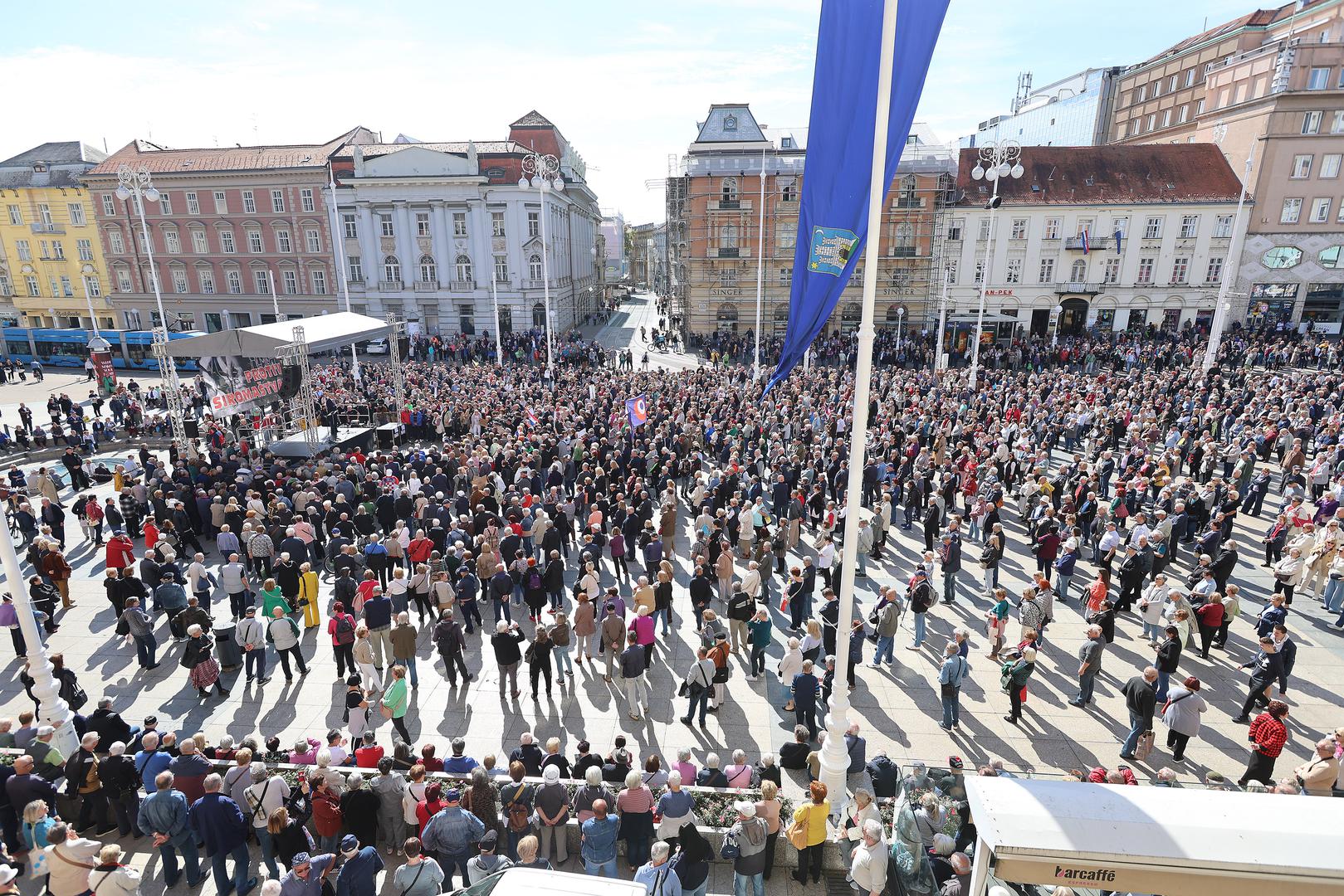 01.10.2024., Zagreb - Na Trgu bana Jelacica odrzan je prosvjed umirovljenika "Protiv siromastva" u organizaciji Bloka umirovljenici zajedno (BUZ). Photo: Patrik Macek/PIXSELL