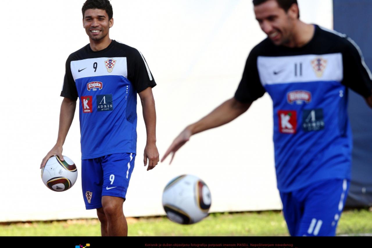 '09.08.2010., Zagreb -  Hrvatska nogometna reprezentacija uoci susreta s reprezentacijom Slovacke u Bratislavi, odrzala je trening na stadionu Maksimir. Eduardo da Silva i Dario Srna Photo: Zeljko Hla