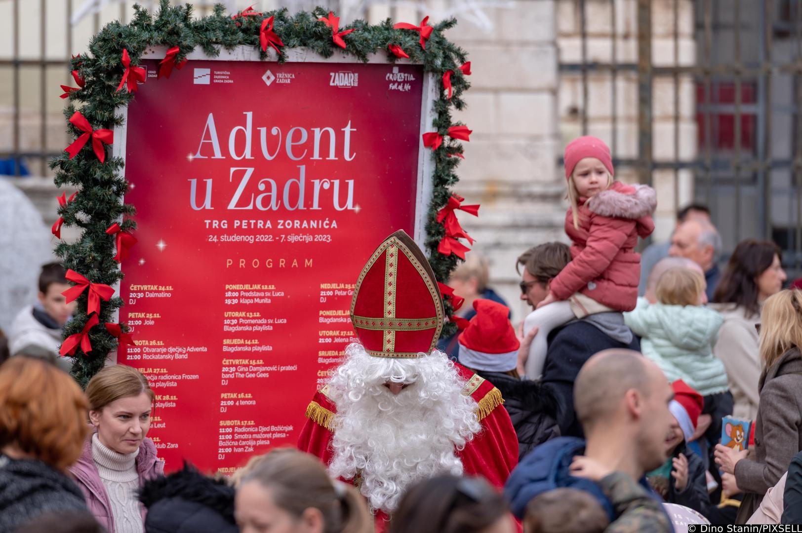 31.12.2022., Zadar - Nekoliko stotina malisana pustanjem balona proslavilo je Djecju Novu godinu u podne na Narodnom trgu.  Photo: Dino Stanin/PIXSELL