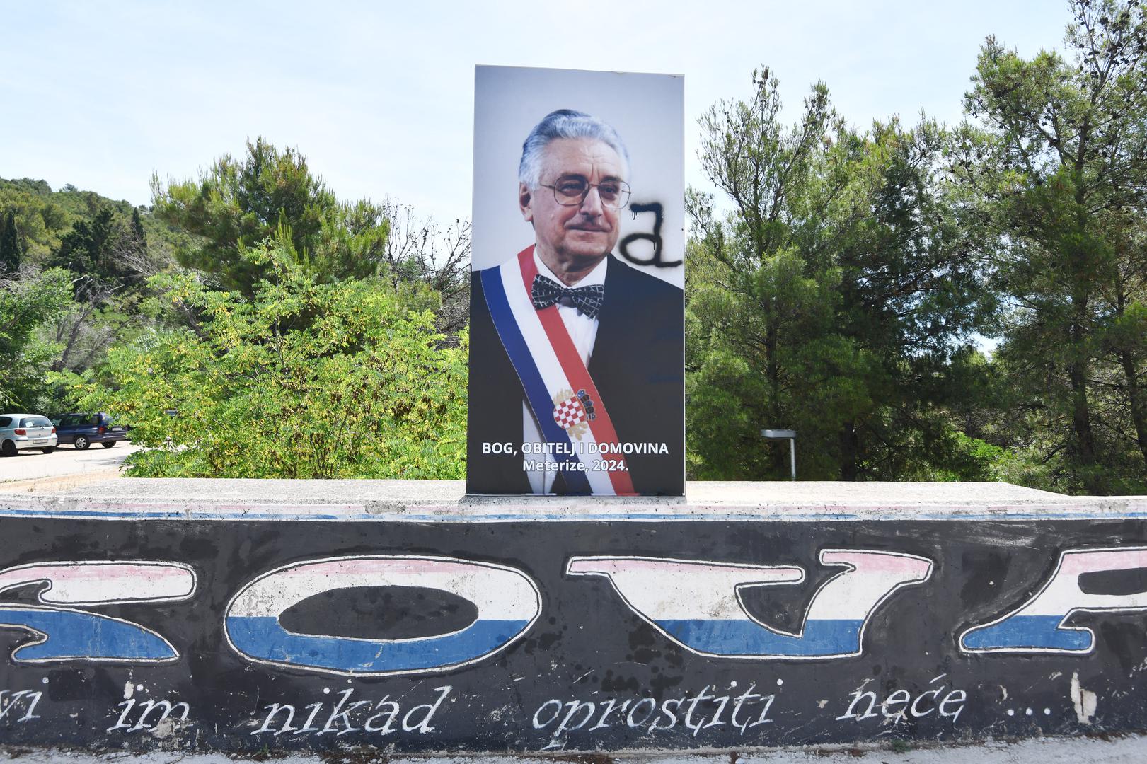 Inače, plakat je u šibenskom naselju postavljen prošle godine. "Bog, obitelj i domovina", piše na plakatu. 