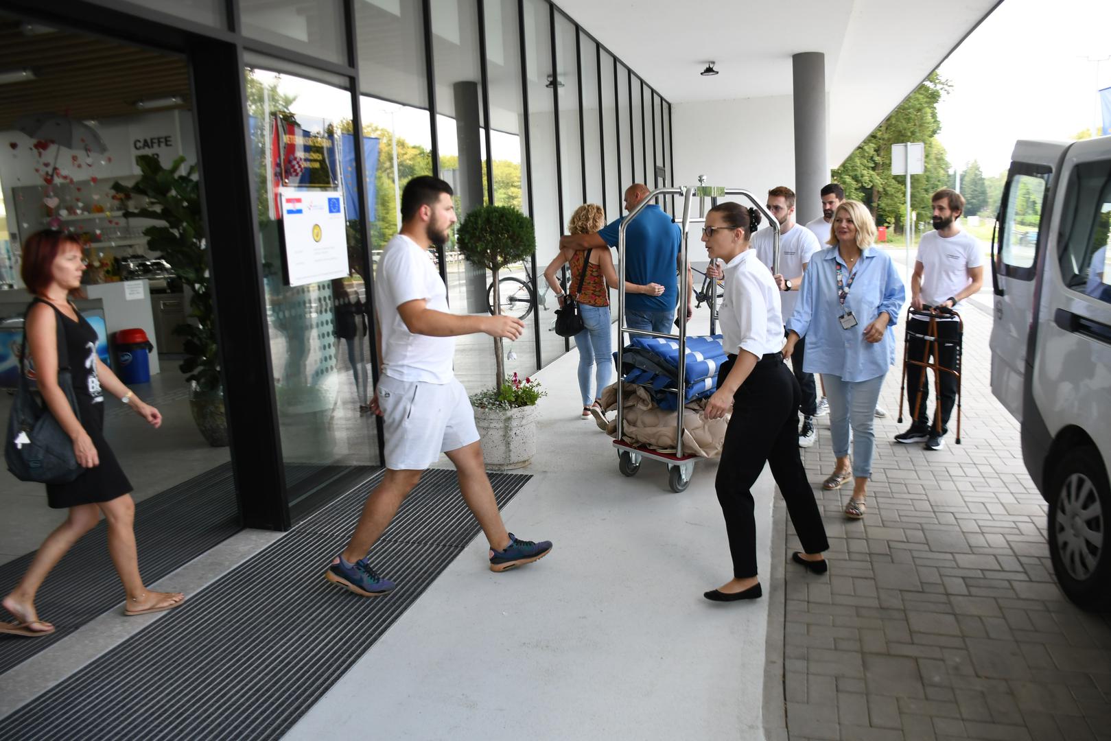 23.07.2024., Daruvar - Dan nakon masakra u daruvarskom Domu za starije i nemocne kada je  muskarac, bivsi vojni policajac, Kresimir Pahoki usetao u Dom,  poceo pucati i ubio 6 osoba i nekolicinu ranio. Za sutra, srijedu, u Gradu Daruvaru su odlucili proglasiti Dan zalosti . U daruvarskom Veteranskom centru smjesteno je 13 prezivjelih sticenika doma, a jos i danas su dopremane i prebacivane stvari iz Doma u centar. Dren Stocek, voditelj Veteranskog centra Photo: Damir Spehar/PIXSELL