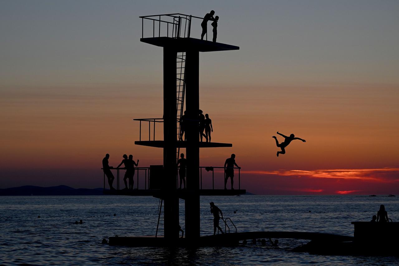 Zadar: Skok u more u zalazak sunca