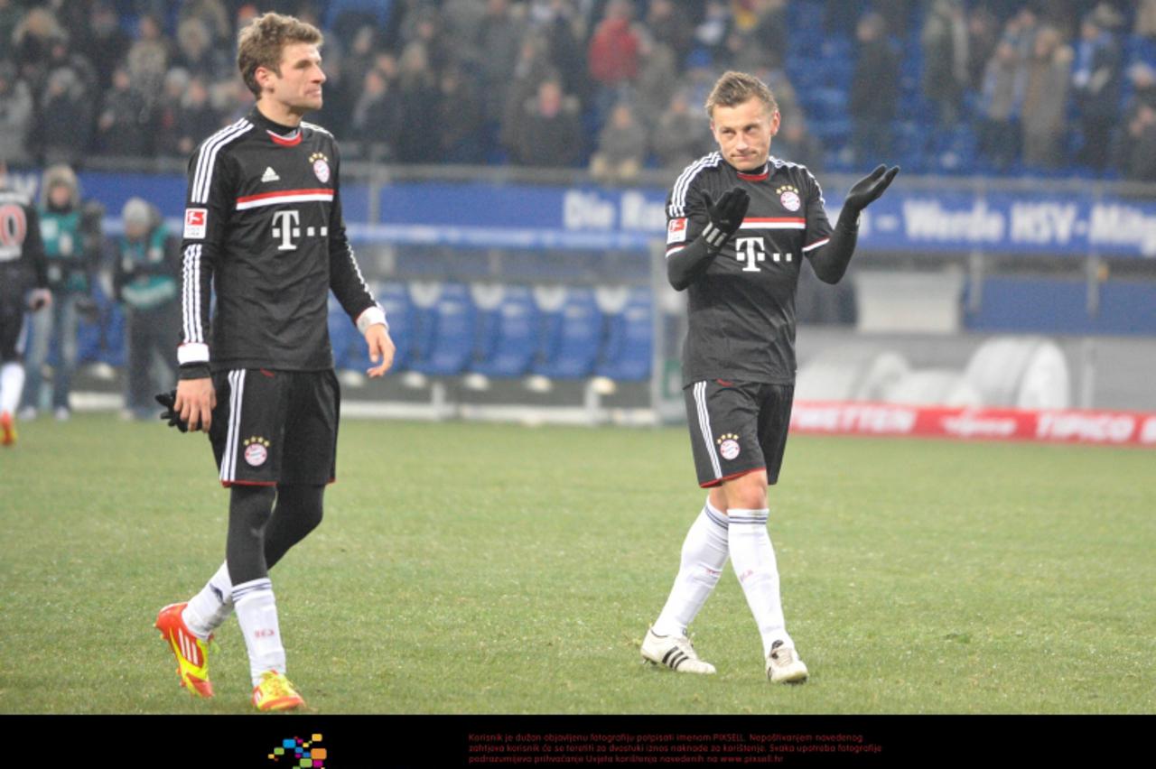 '04.02.2012,  Imtech Arena, Hamburg, GER, 1. FBL, Hamburger SV (GER) vs FC Bayern Muenchen (GER), im Bild  Ivica Olic (Muenchen #11) und Holger Bastuber (Muenchen #28) lassen die Koepfe nach dem Spiel