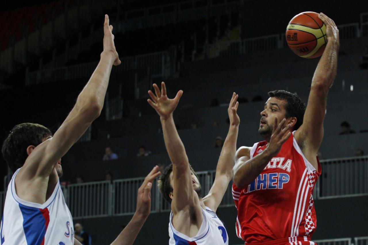 \'Croatia\'s Krunoslav Simon (R) looks to pass the ball during the match against Serbia at the London International Basketball Invitational at the Olympic Basketball Arena August 16, 2011. The Basketb