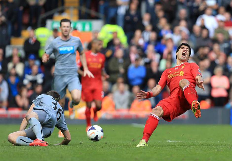 Luis Suarez i Paul Dummett