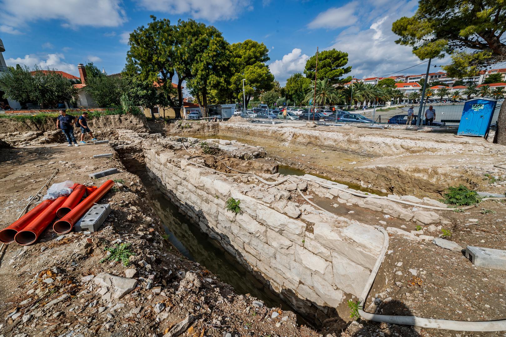 26.09.2024., Stobrec  - Prapovijesno Arheolosko nalaziste u centru Stobreca posjetila je ministrica Nina Obuljen Koezinek u pratnji Marine Ugarkovic. Photo: Zvonimir Barisin/PIXSELL