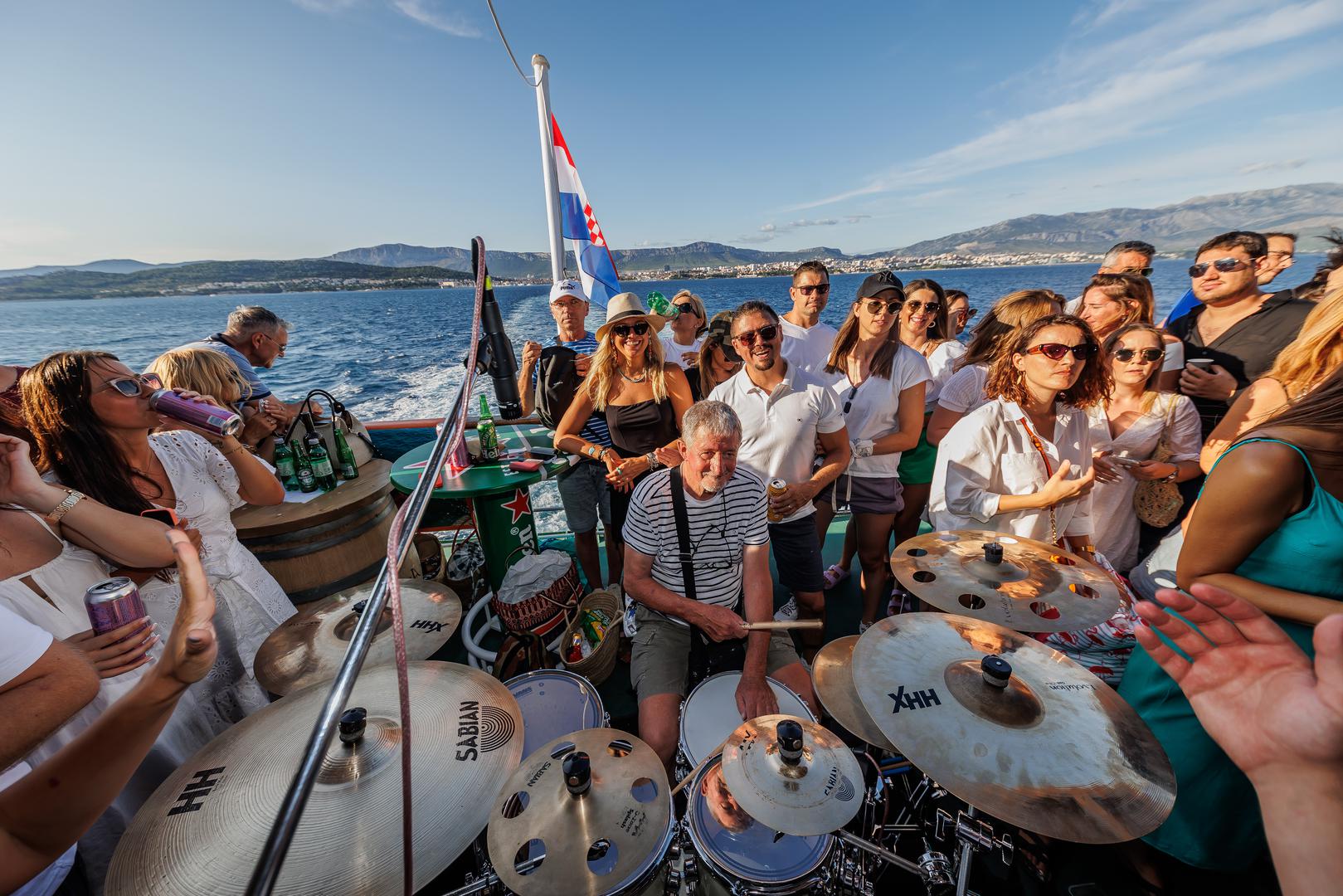 Uvertira u tu glazbenu večer je bio i današnji koncert na trajektu “Korčula”, na liniji Split - Vela Luka na kojem su nastupili Dupini feat. Iva Ajduković, Bruna Oberan, Jure Brkljača, Alen Đuras, Alan Bjelinski i Ante Gelo, a kao back vokali priključili su im se svi putnici na trajektu.