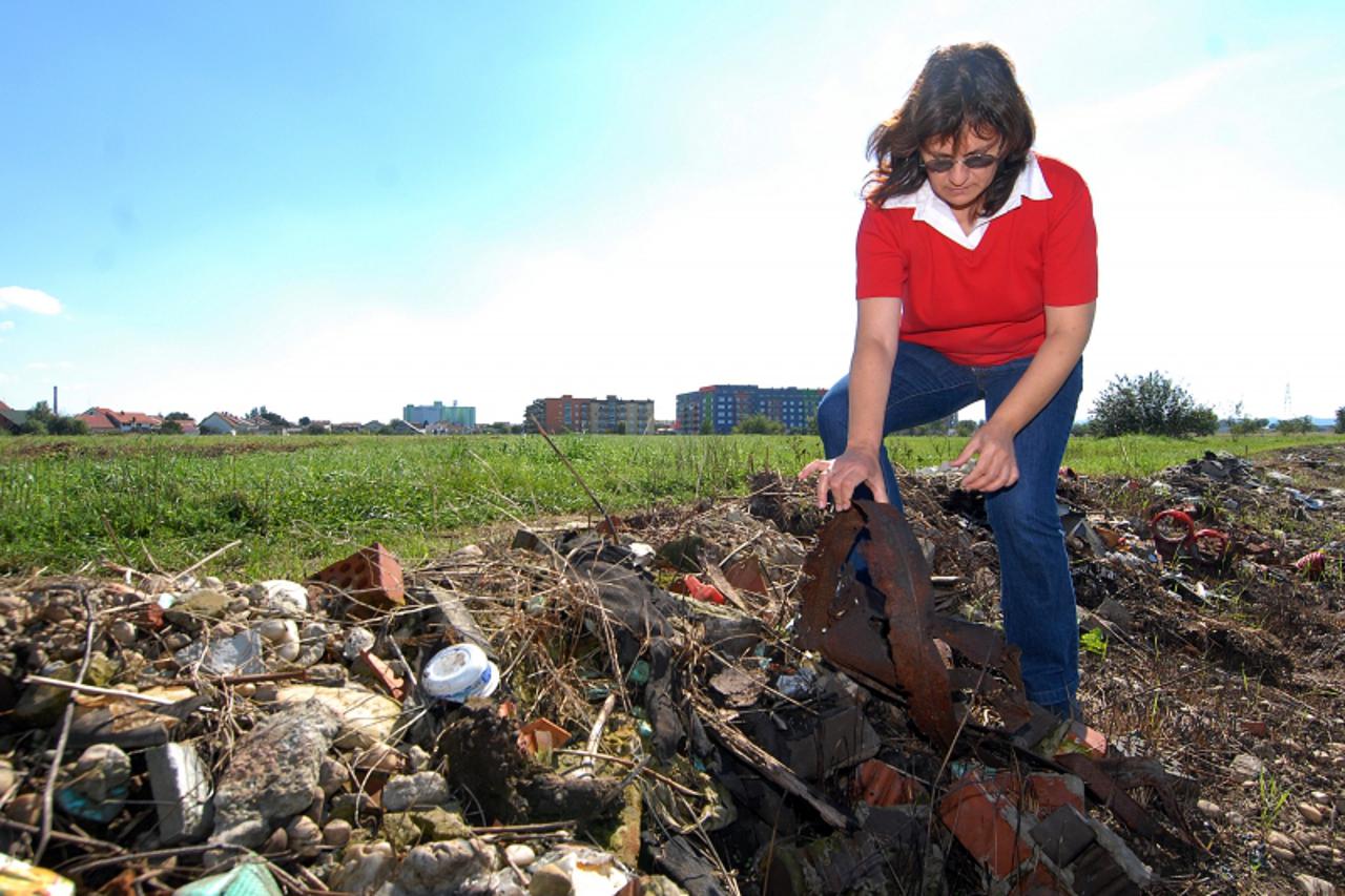 '20.09.2010., Vidovecka ulica, Varazdin, Biserka Vincekovic zali se da joj mjestani bacaju smece na njezinu oranicu Photo: Marko Jurinec/PIXSELL'