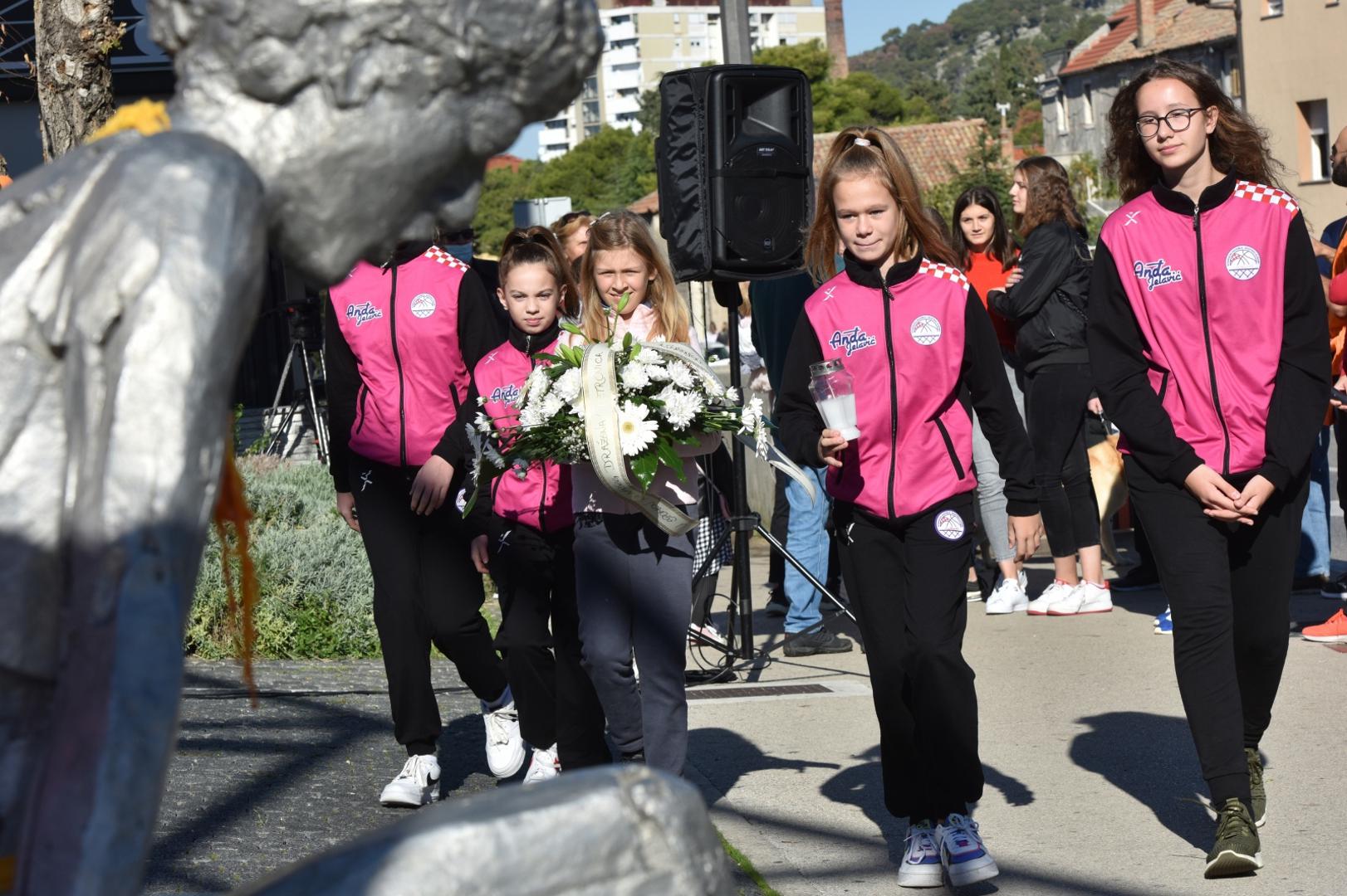 22.10.2020., Sibenik - Sredisnja proslava 56. rodjendana kosarkasa Drazena Petrovica odrzana je na njegovom spomeniku na Baldekinu. Uz brojne sportske klubove grada Sibenika pocast Drazenu Petrovicu odali su i gradski celnici.
Photo: Hrvoje Jelavic/PIXSELL