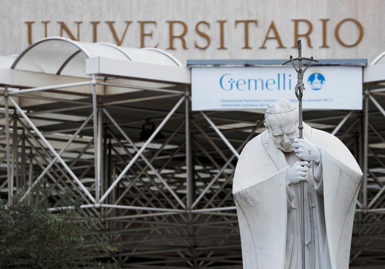 A statue of former Pope John Paul II is seen in the courtyard of the Gemelli Hospital where Pope Francis is hospitalised for a respiratory infection, in Rome, Italy March 30, 2023. REUTERS/Remo Casilli     TPX IMAGES OF THE DAY Photo: REMO CASILLI/REUTERS