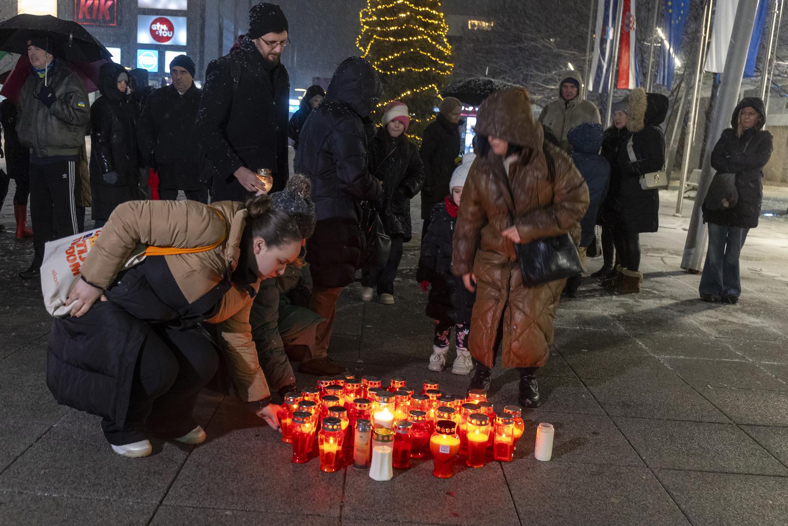 234.12.2024. Osijek - Osjecani na Trgu slobode ispod Jedra paljenjem lampiona izrazili duboku sucut i solidarnost sa zrtvama, njihovim obiteljima, ucenicima, uciteljima i roditeljima OS Precko Photo: Davor Javorovic/PIXSELL