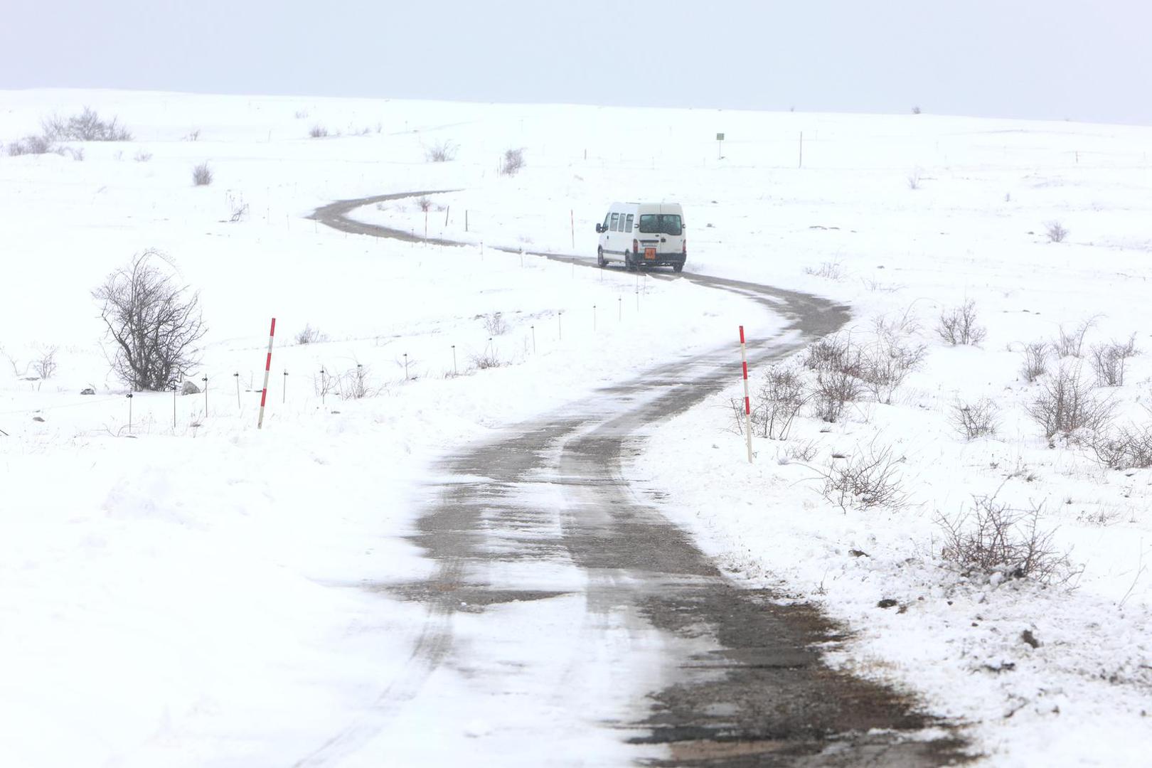 01.03.2023, Udbina - Licko selo Podlapaca opusti tijekom zimskih mjeseci. Narocito je pusto kad padne snijeg pa se tek rijetki prolaznici nadu na cesti koja vijuga nepreglednim poljima.  Photo: Kristina Stedul Fabac/PIXSELL