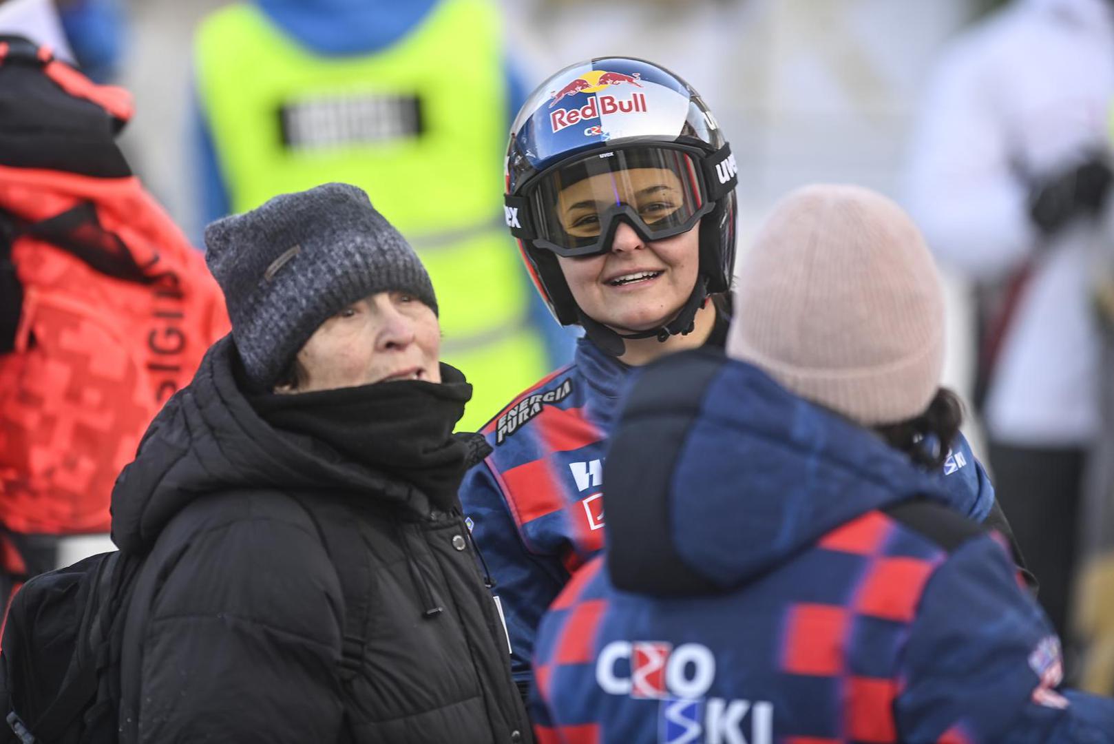 Njezin skijaški talent prepoznat je u ranoj dobi. U siječnju 2018., s 14 godina, pobijedila je u veleslalomu i slalomu na prestižnom FIS-ovu Dječjem kupu u svojoj dobnoj kategoriji, a dvije godine kasnije ponovila je taj uspjeh u kategoriji do 16 godina. 