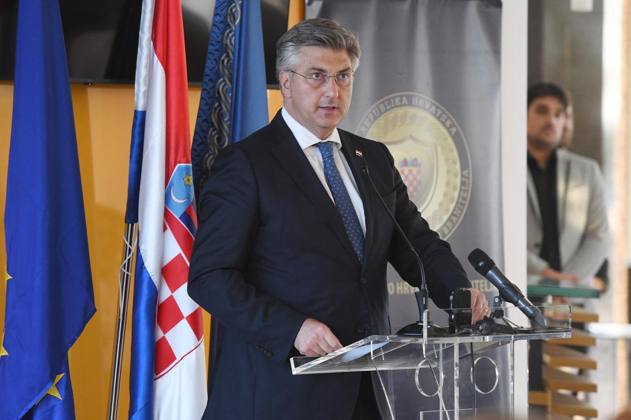 Šibenik: Plenković s članovima Vlade na predstavljanju zbirke "Priče iz Domovinskog rata iz pera srednjoškolaca"