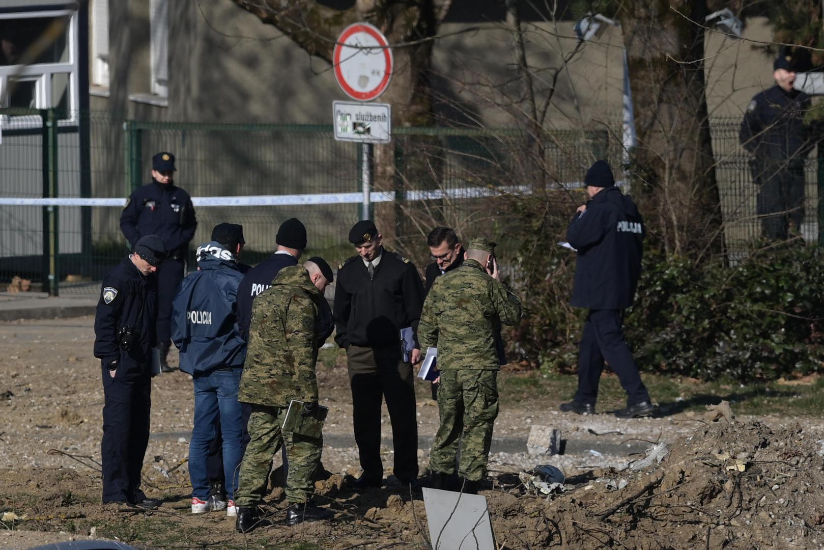 11.03.2022., Zagreb - Policija provodi ocevid nakon pada objekta iz zraka na Jaraunu, a policija je potvrdila da je pronadjen krater te dva padobrana. Policijski sluzbenici osigurali su uzu i siru zonu mjesta dogadjaja gdje se obavlja ocevid uz sudjelovanje svih nadleznih sluzbi. Photo: Igor Soban/PIXSELL