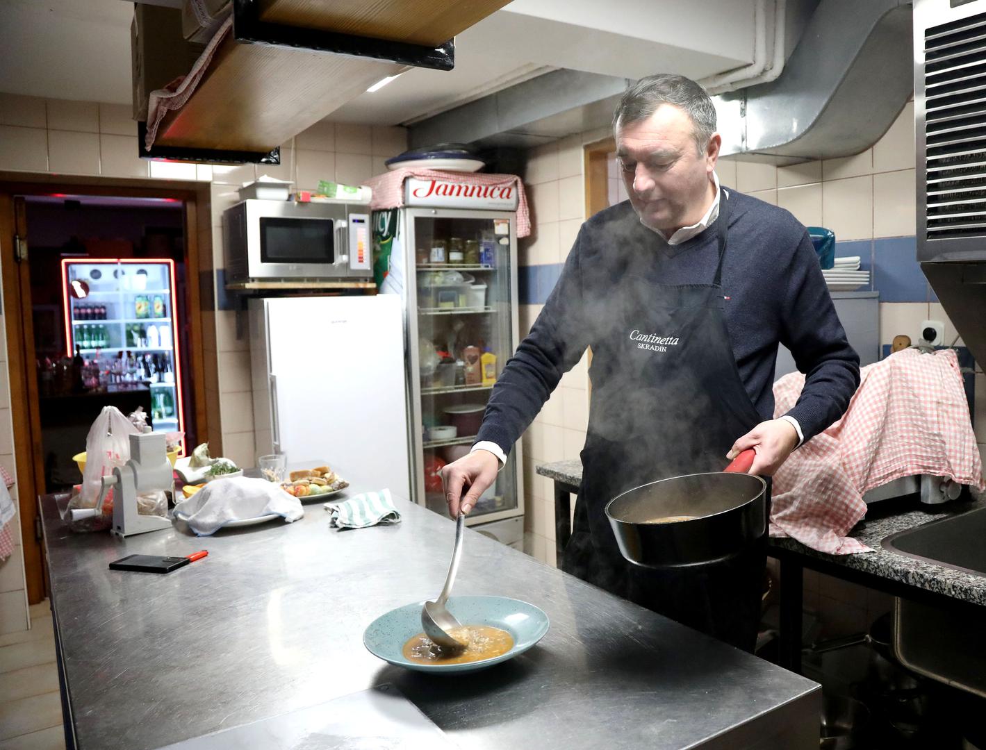 15.08.2023.,Sibenik-U skradinskom restoranu Cantinetta spremalo se tradicionalno bozicno jelo Rizi fegatini.Osobno ih je spremao vlasnik Tome Racunica, Photo: Dusko Jaramaz/PIXSELL