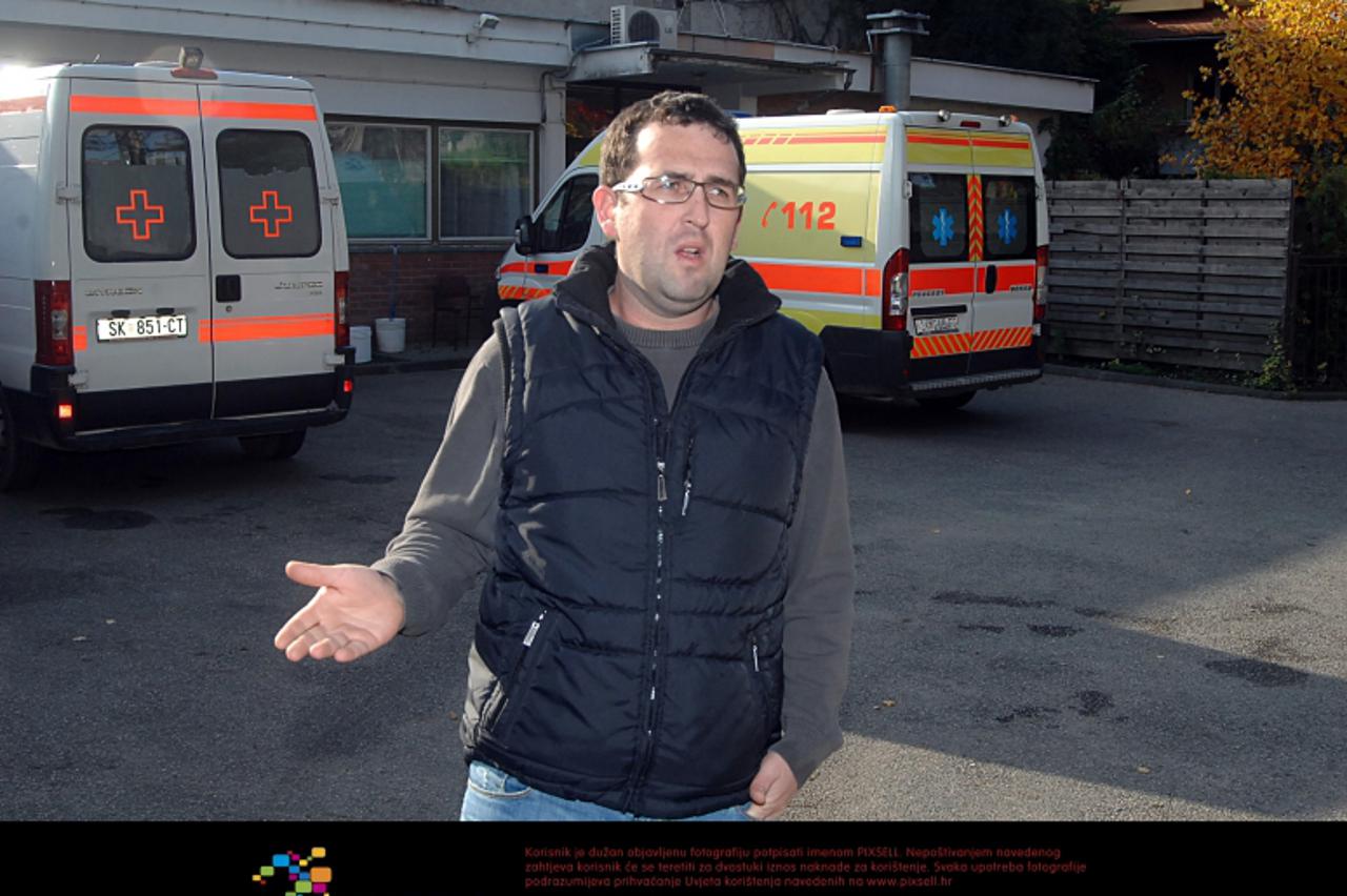 \'04.11.2011., Sisak - Zvonimir Babic sisackoj je policiji podnio prijavu protiv djelatnika Hitne medicinske pomoci koji, prema njegovom misljenju, nisu na vrijeme reagirali kada je njegov otac Dubrav