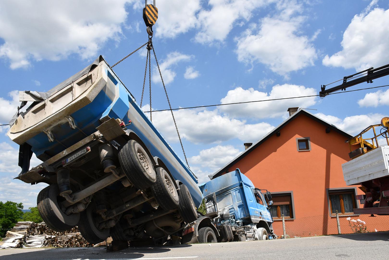 24.06.2020., Omanovac - U selu Omanovac pokraj Pakraca kamion natovaren vapnom zabio se u obiteljsku kucu. Vozac kamiona je zadobio teze ozljede i prevezen je u Opcu zupanijsku bolnicu Pakrac. U trenutku nesrece u kuci je bilo dvoje ukucana, sin i majka. Photo: Ivica Galovic/PIXSELL