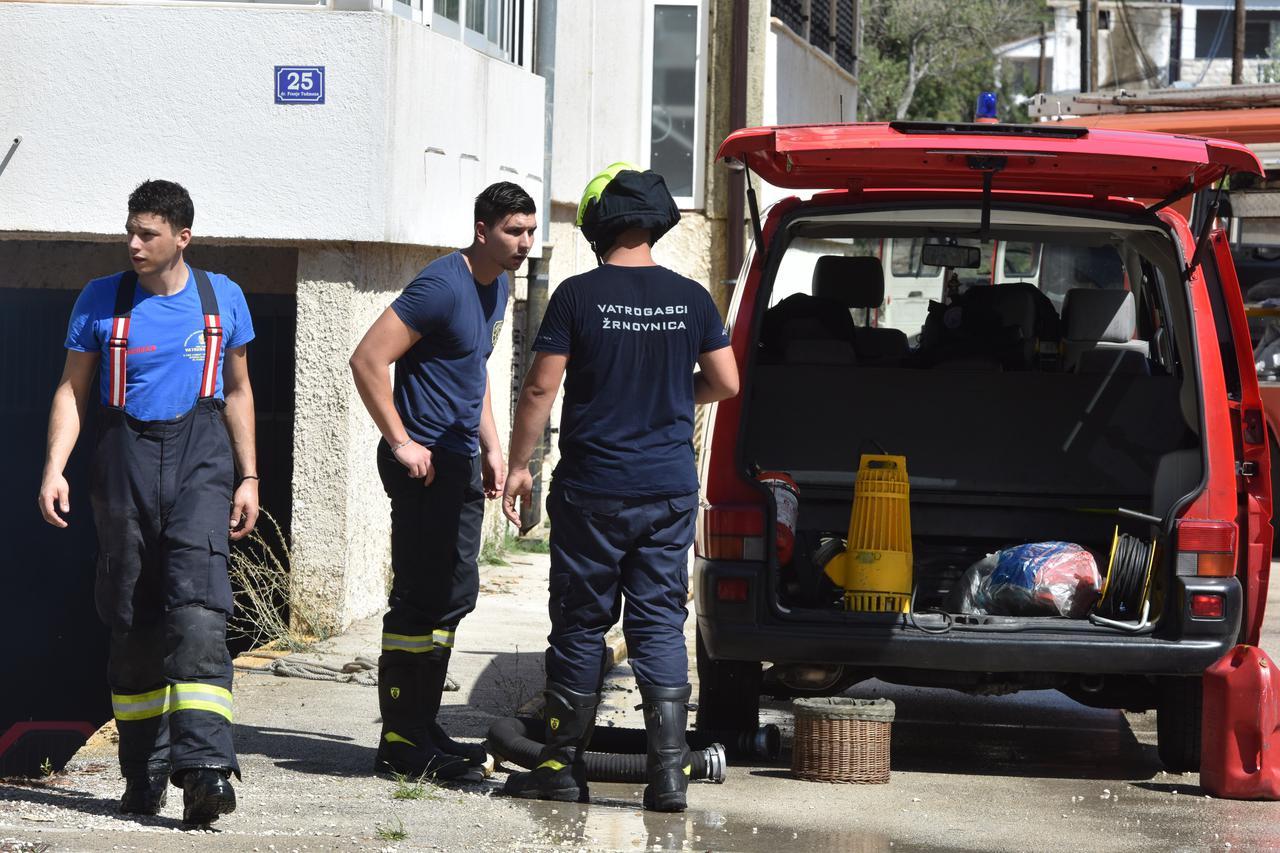 Kamion ostao zarobljen u odronu kolnika između Zadra i Ražanca