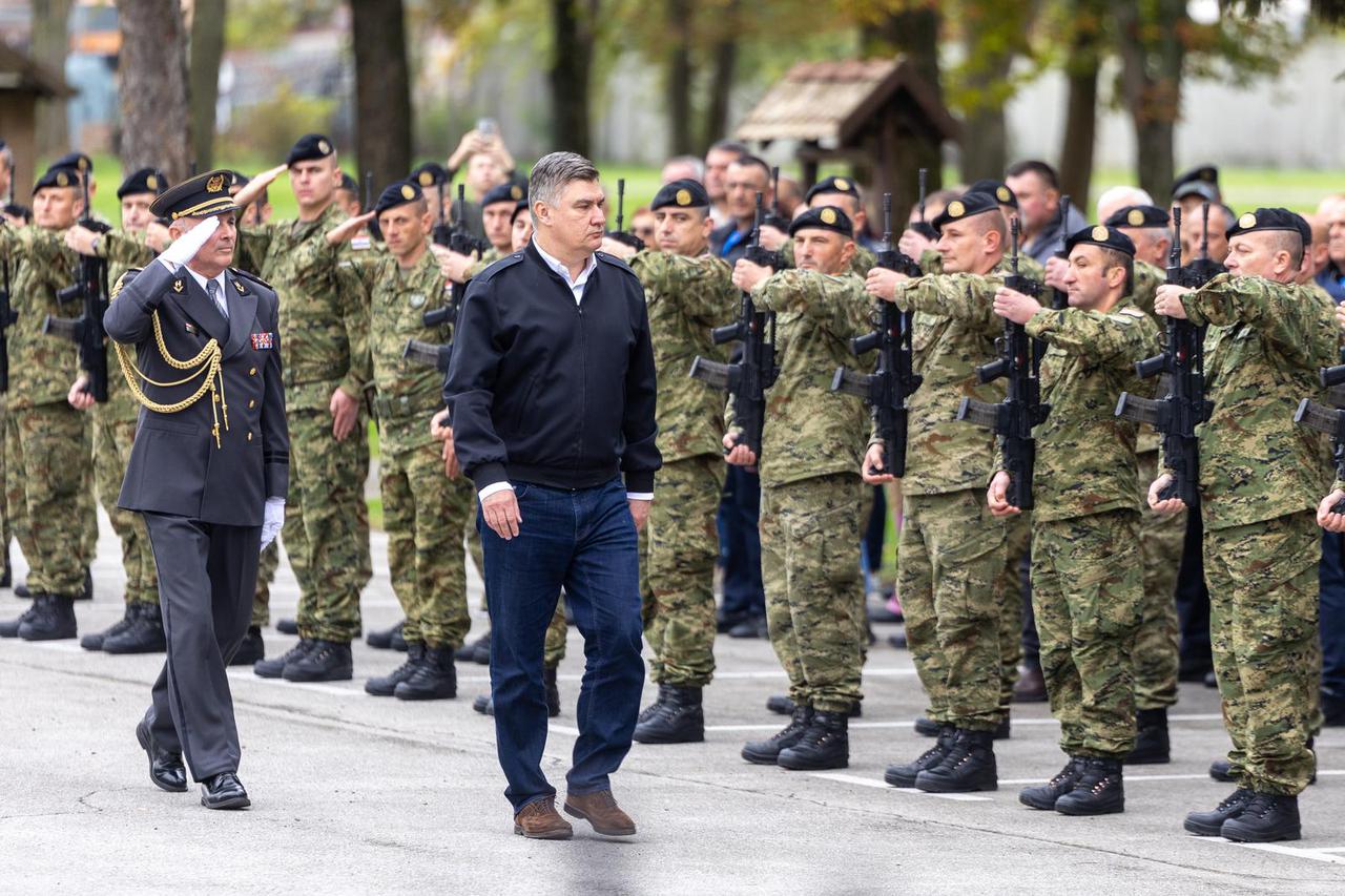 Vinkovci: Položeni  vijenci  u spomen na poginule i umrle pripadnike 5. gardijske brigade ispred Spomenika poginulim Sokolovima