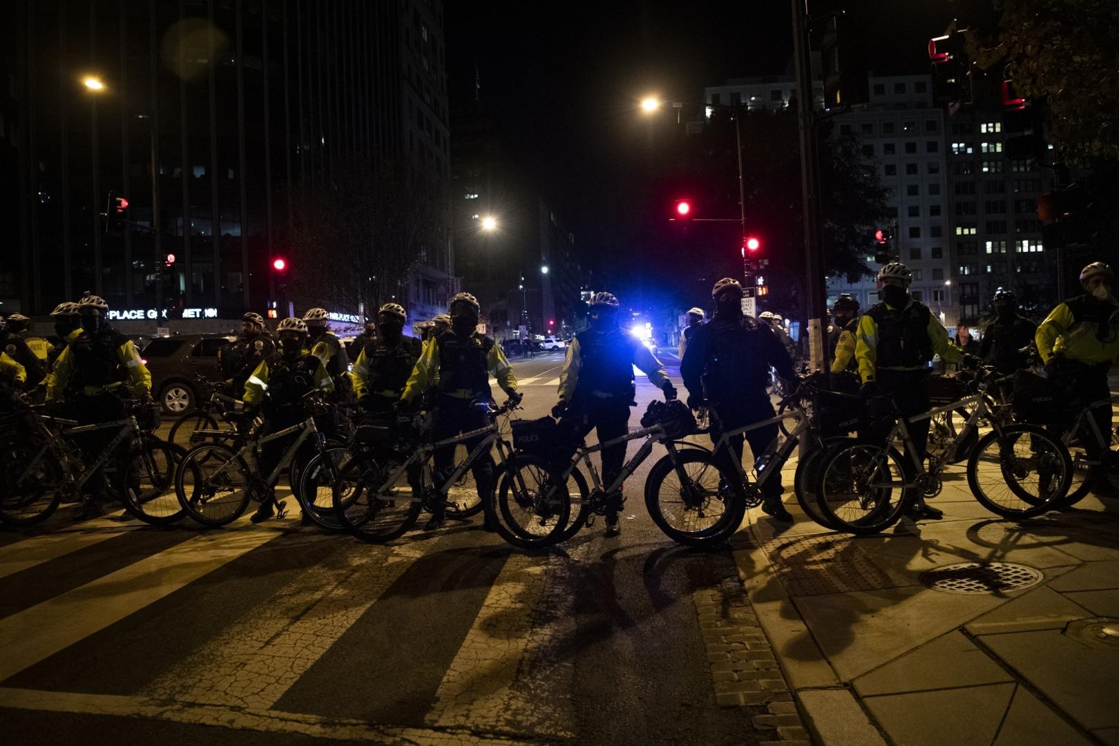 UNITED STATES - NOVEMBER 3: People officers stand guard on a street near the White House as people gather during the 2020 Presidential election in Washington on Tuesday, Nov. 3, 2020. (Photo by Caroline Brehman/CQ Roll Call) Photo via Newscom Newscom/PIXSELL