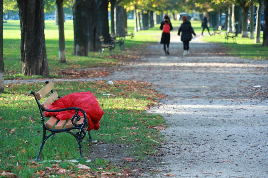 Zagreb: Ostavljeni poplun na klupi u parku